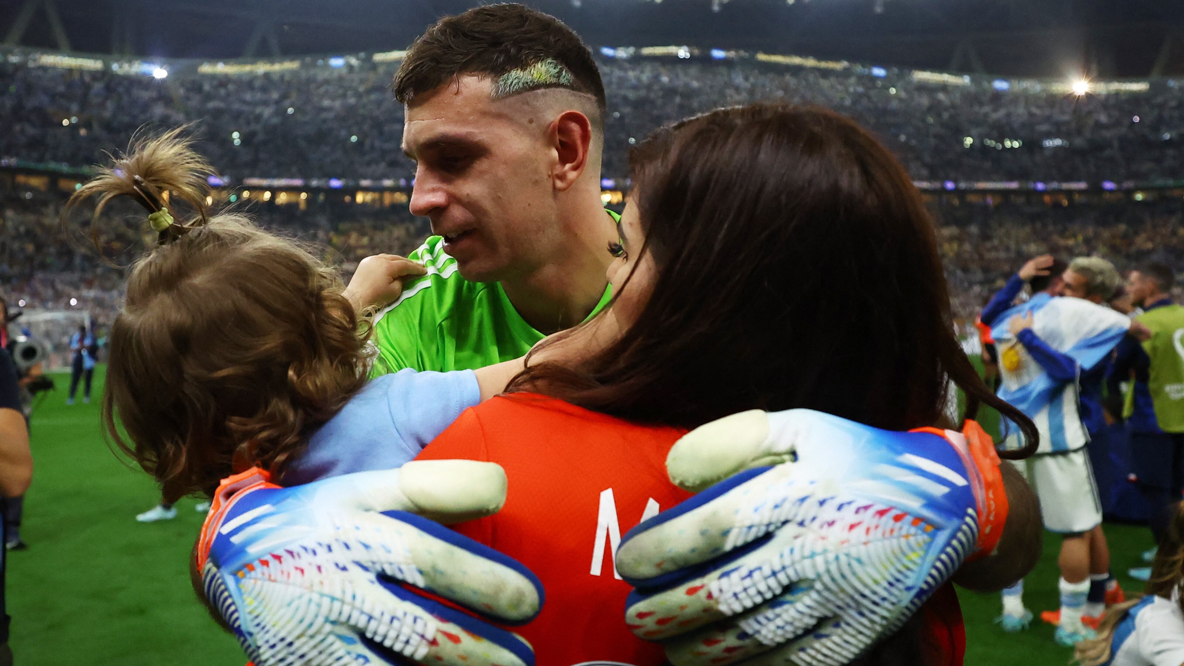 Emiliano Martínez con su esposa Mandinha después de la ceremonia del trofeo en el Mundial de Qatar (REUTERS/Lee Smith)