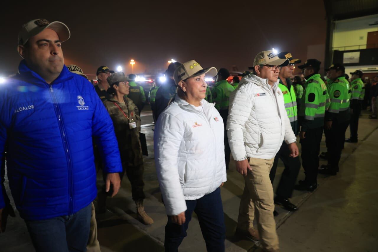 La presidenta Dina Boluarte y el ministro del Interior, Juan José Santiváñez, supervisaron las labores de los agentes de la PNP durante el operativo 'Amanecer Seguro' en el Callao. (Foto: Presidencia Perú)