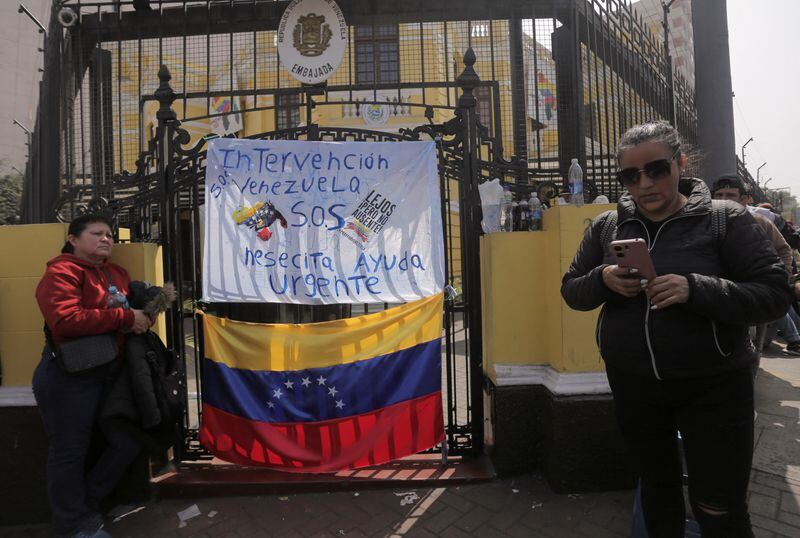 Foto de venezolanos en Lima fuera de la embajada de su país 
July 31, 2024. 
REUTERS/Gerardo Marin - RC2C69AEVBN1