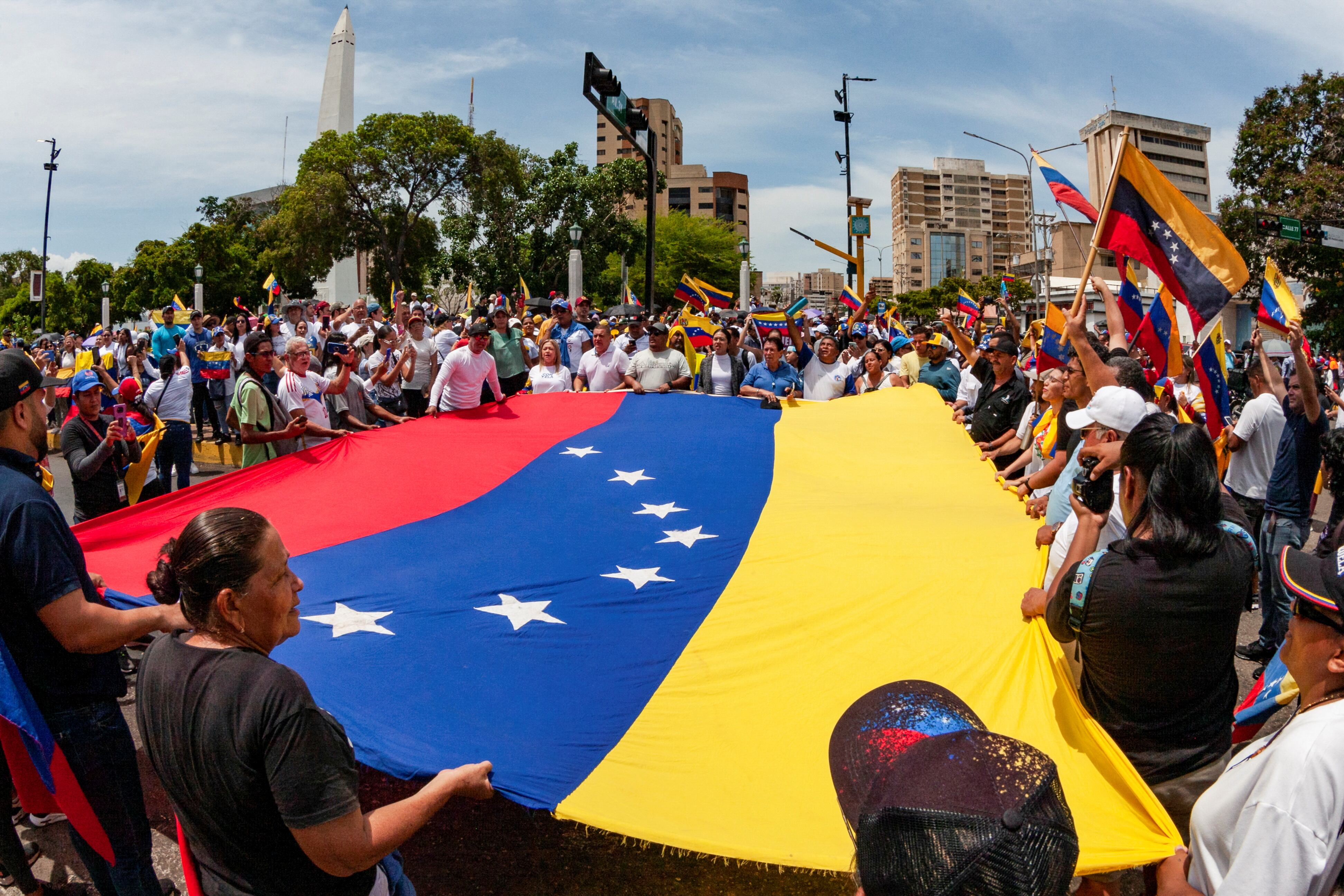 People carry Venezuela's national flag to protest the election results that awarded Venezuela's President Nicolas Maduro with a third term, in Maracaibo, Venezuela July 30, 2024. REUTERS/Isaac Urrutia