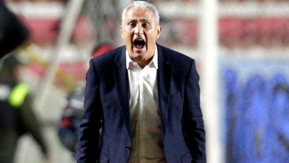 Soccer Football - Copa Libertadores - Round of 16 - Second Leg - Bolivar v Flamengo - Estadio Hernando Siles, La Paz, Bolivia - August 22, 2024 Flamengo coach Tite reacts REUTERS/Manuel Claure