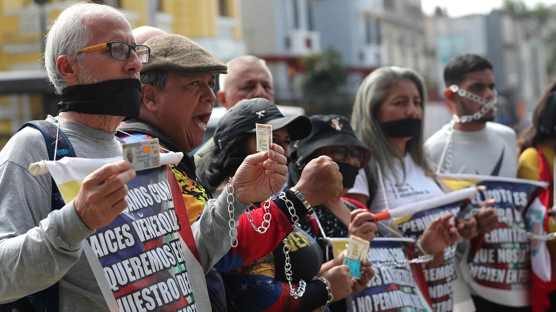 Venezolanos protestan ante su embajada en Lima portada