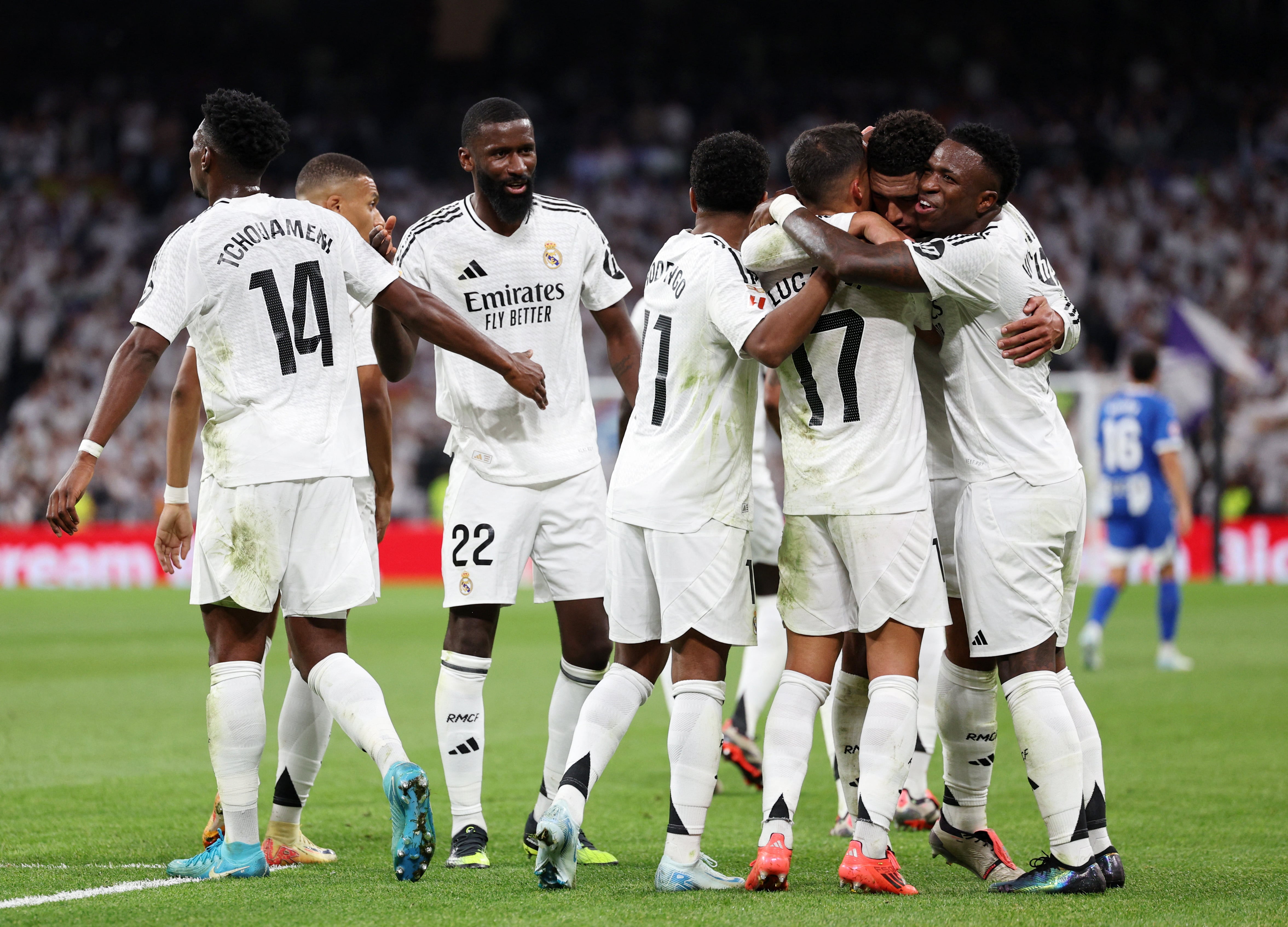 Los jugadores del Real Madrid celebrando un gol ante el Alavés (REUTERS/Violeta Santos Moura)