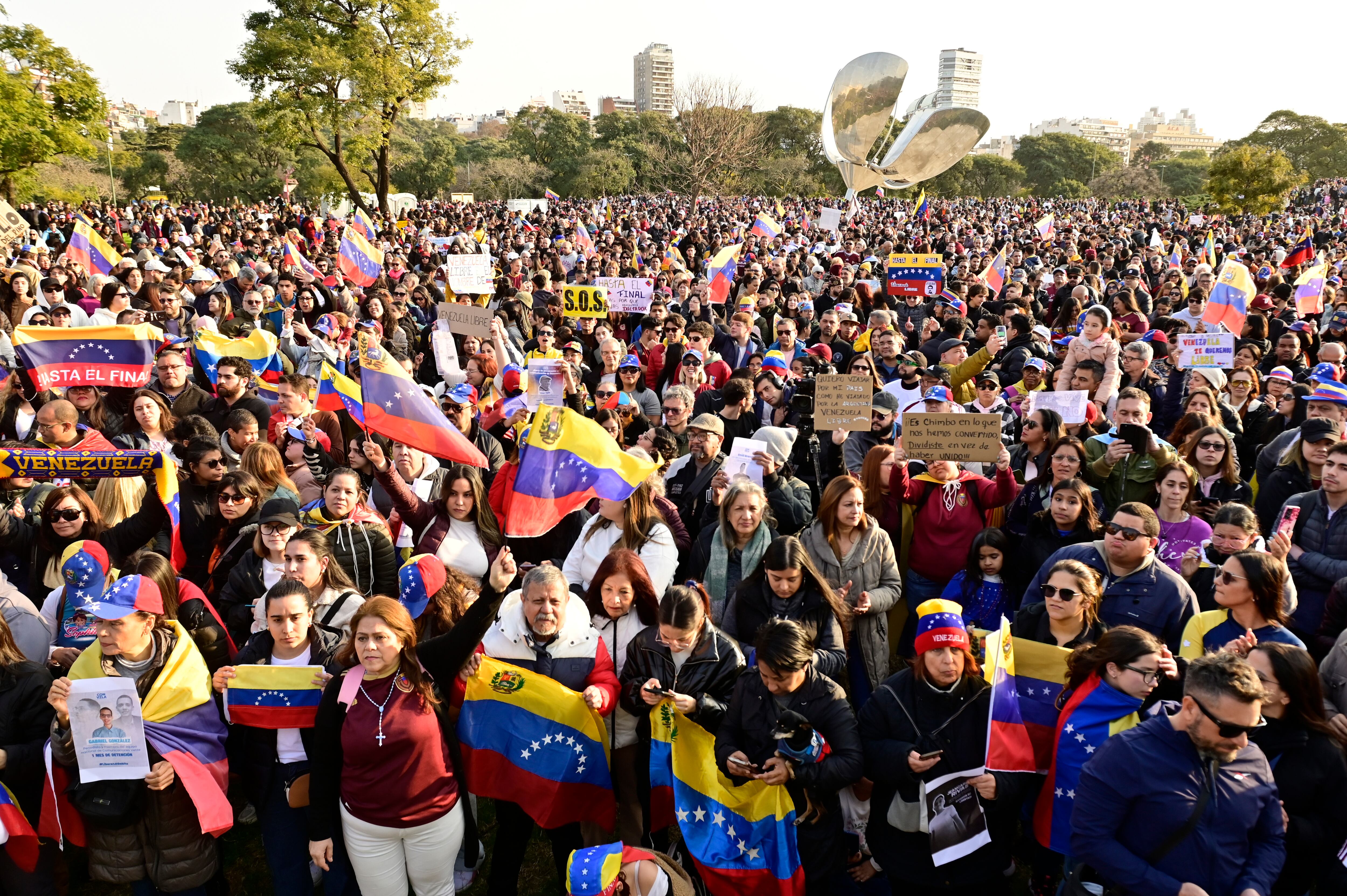 Ciudadanos venezolanos que residen en Argentina rechazaron los resultados de las elecciones celebradas el 28 julio, en Buenos Aires (EFE/ Matias Martin Campaya)
