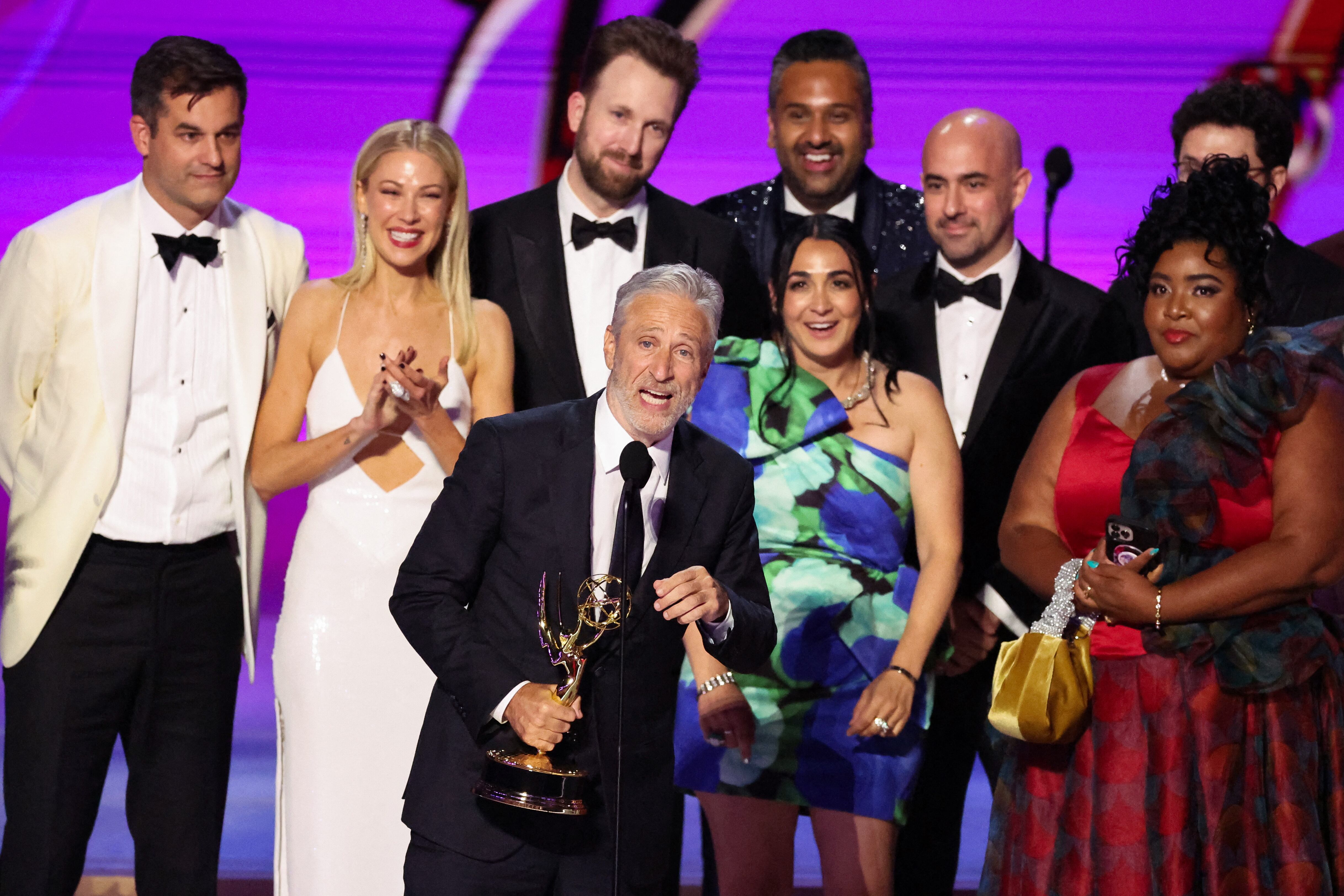 Jon Stewart y el equipo de "The Daily Show" ganaron el Emmy a Programa de Entrevistas Sobresaliente (REUTERS/Mario Anzuoni)