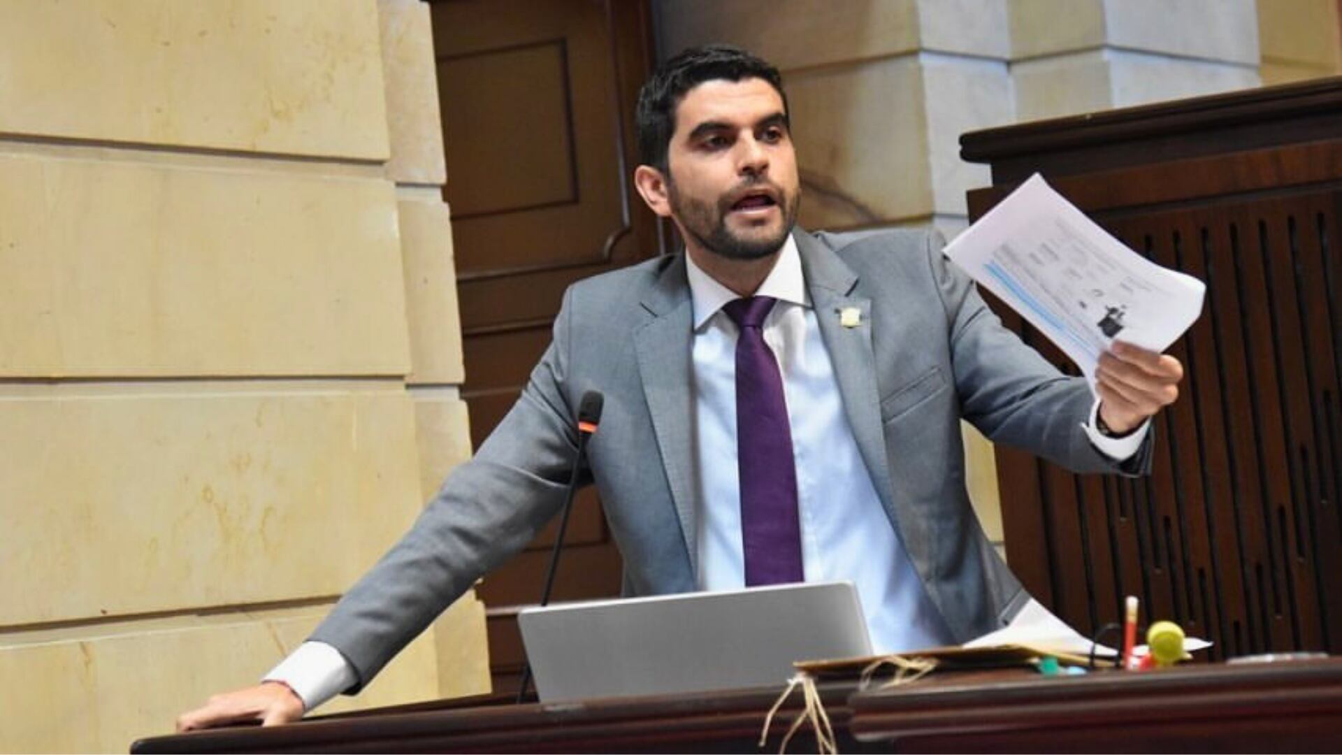 El representante a la Cámara Hernán Cadavid advierte sobre planes gubernamentales para allanar y estatizar el manejo del fondo de la Federación Nacional de Cafeteros - crédito @hernancadavidma/Instagram