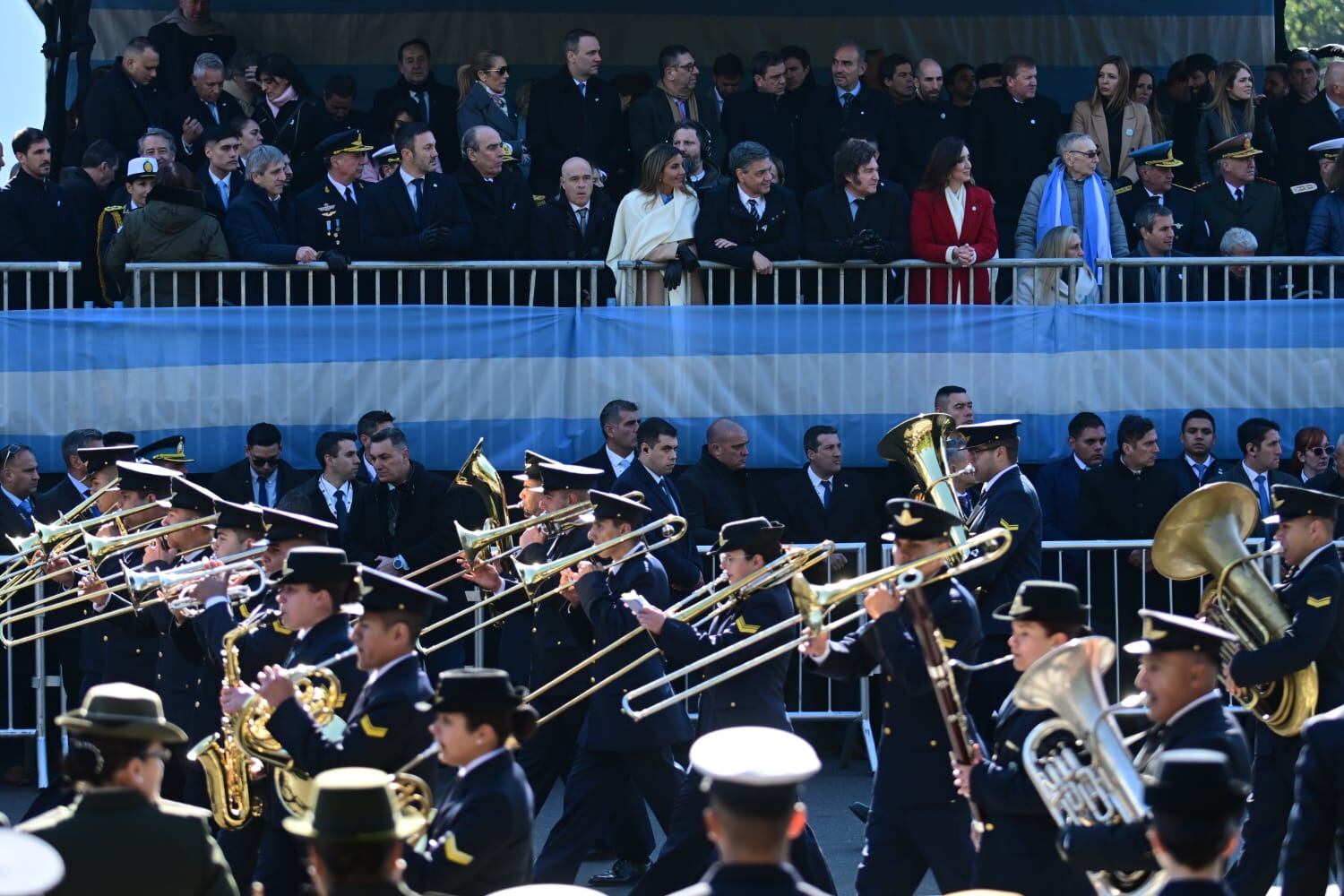 Desfile militar por el 9 de Julio