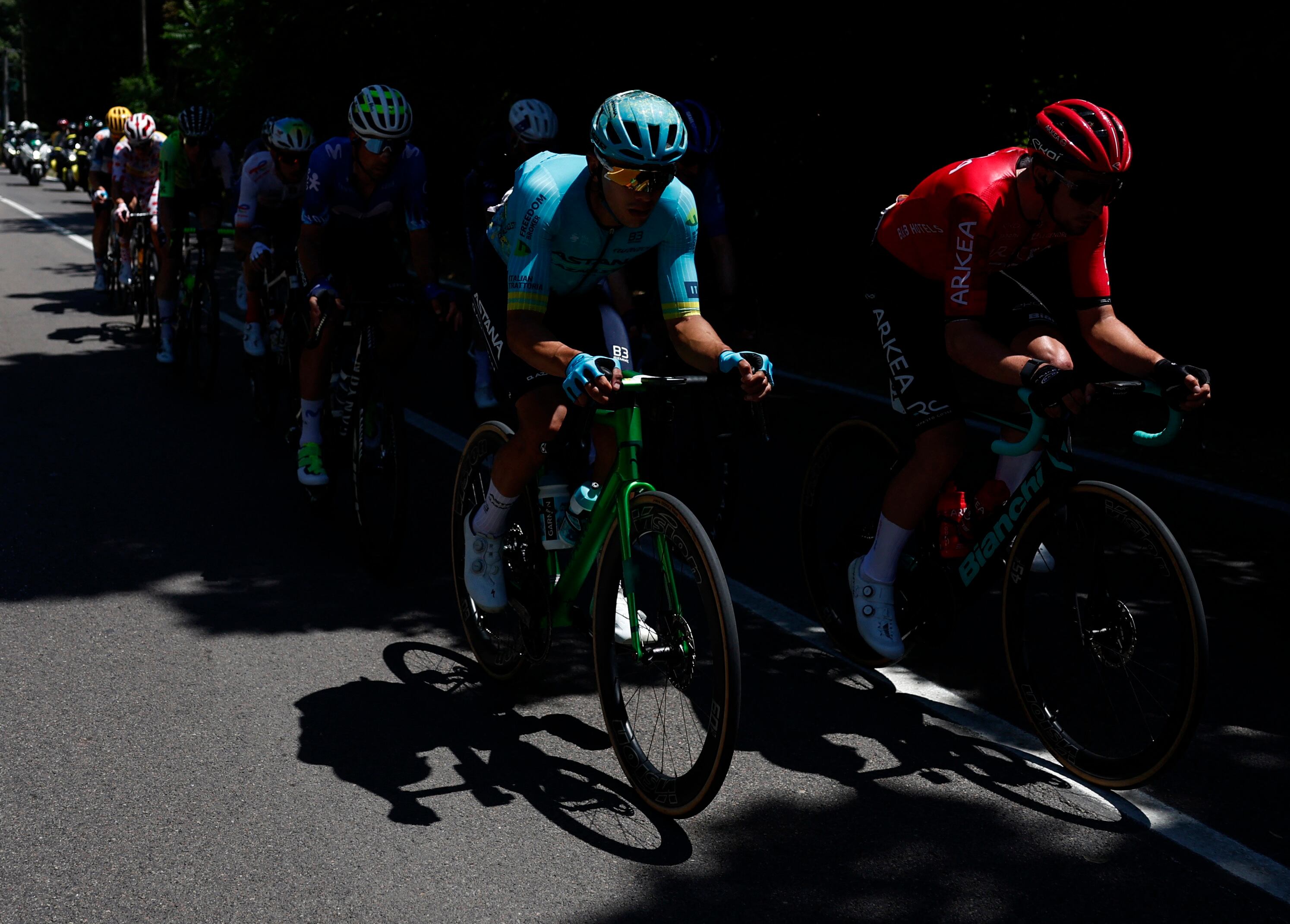 Harold Tejada tendría que sacar una diferencia de 15 minutos al líder de la carrera para vestirse de amarillo en la Etapa 3 - crédito REUTERS/Stephane Mahe