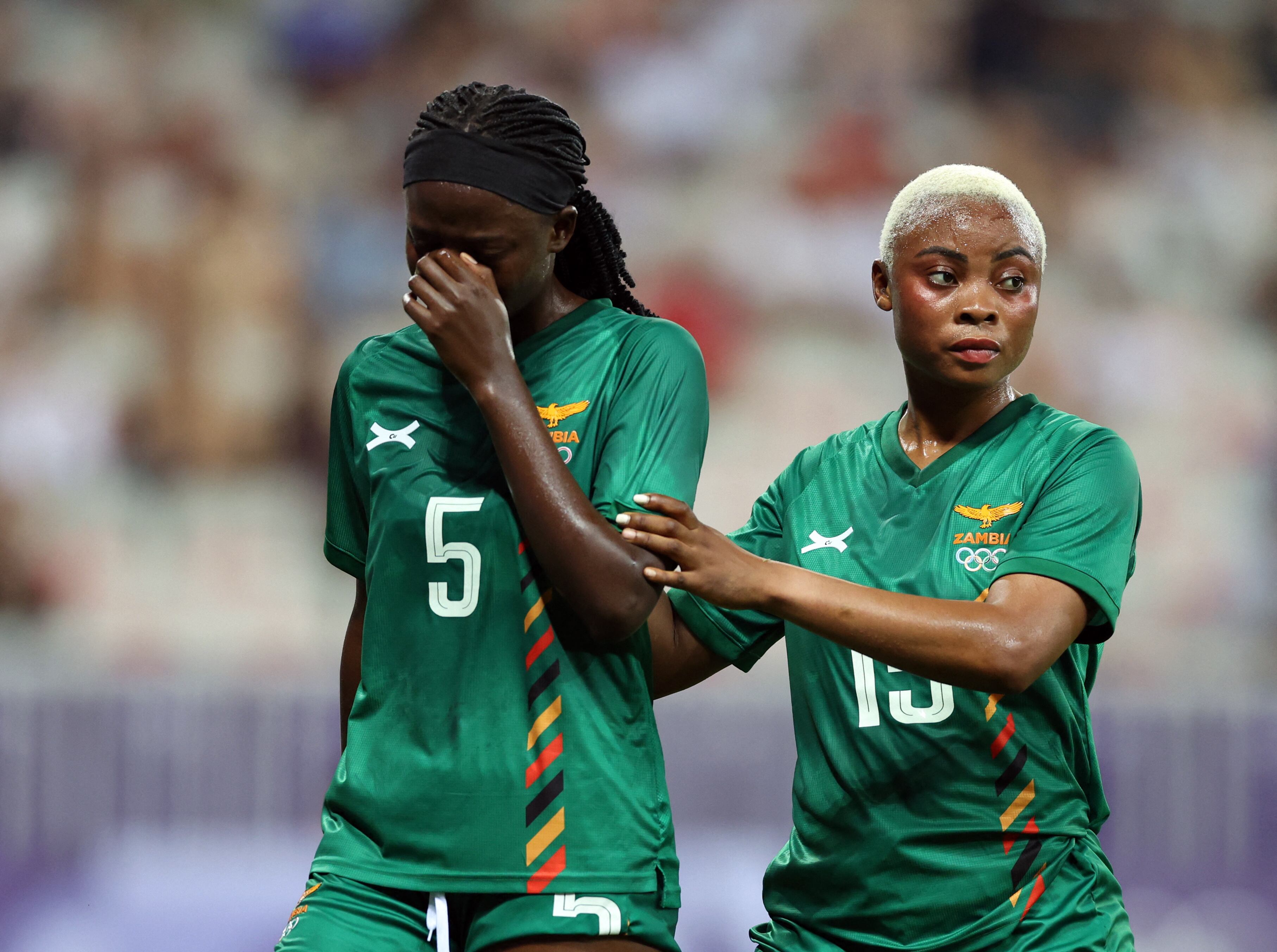 Pauline Zulu, de Zambia, se lamenta el decepcionante debut en el fútbol femenino. REUTERS/Raquel Cunha