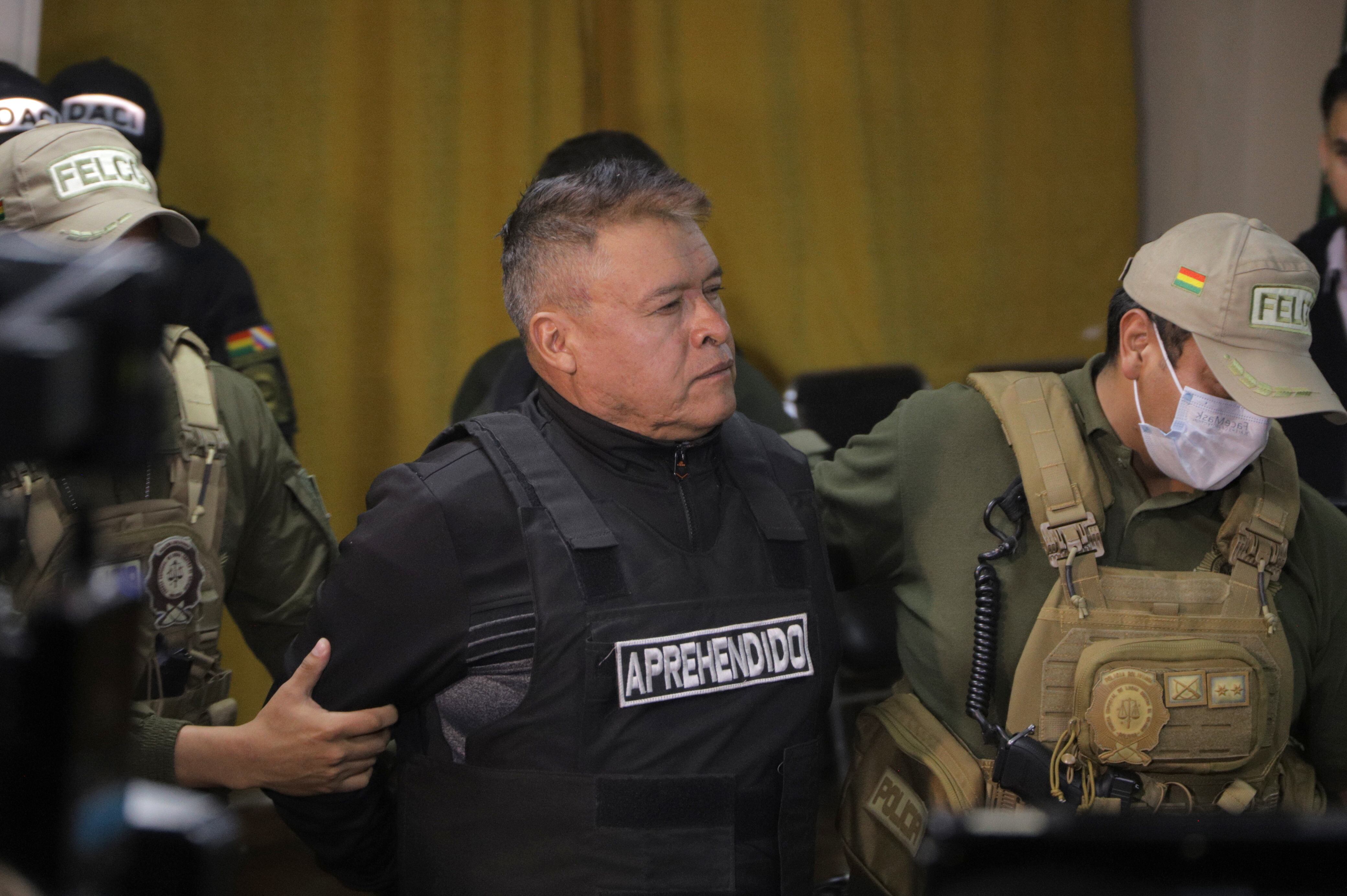 El destituido jefe militar del Ejército de Bolivia, Juan José Zúñiga, es escoltado para su presentación en dependencias de la Fuerza Especial de Lucha Contra el Crimen el 26 de junio de 2024, tras ser detenido por ser parte de una toma de militares de la sede del Gobierno de Bolivia en La Paz (EFE/ STR)