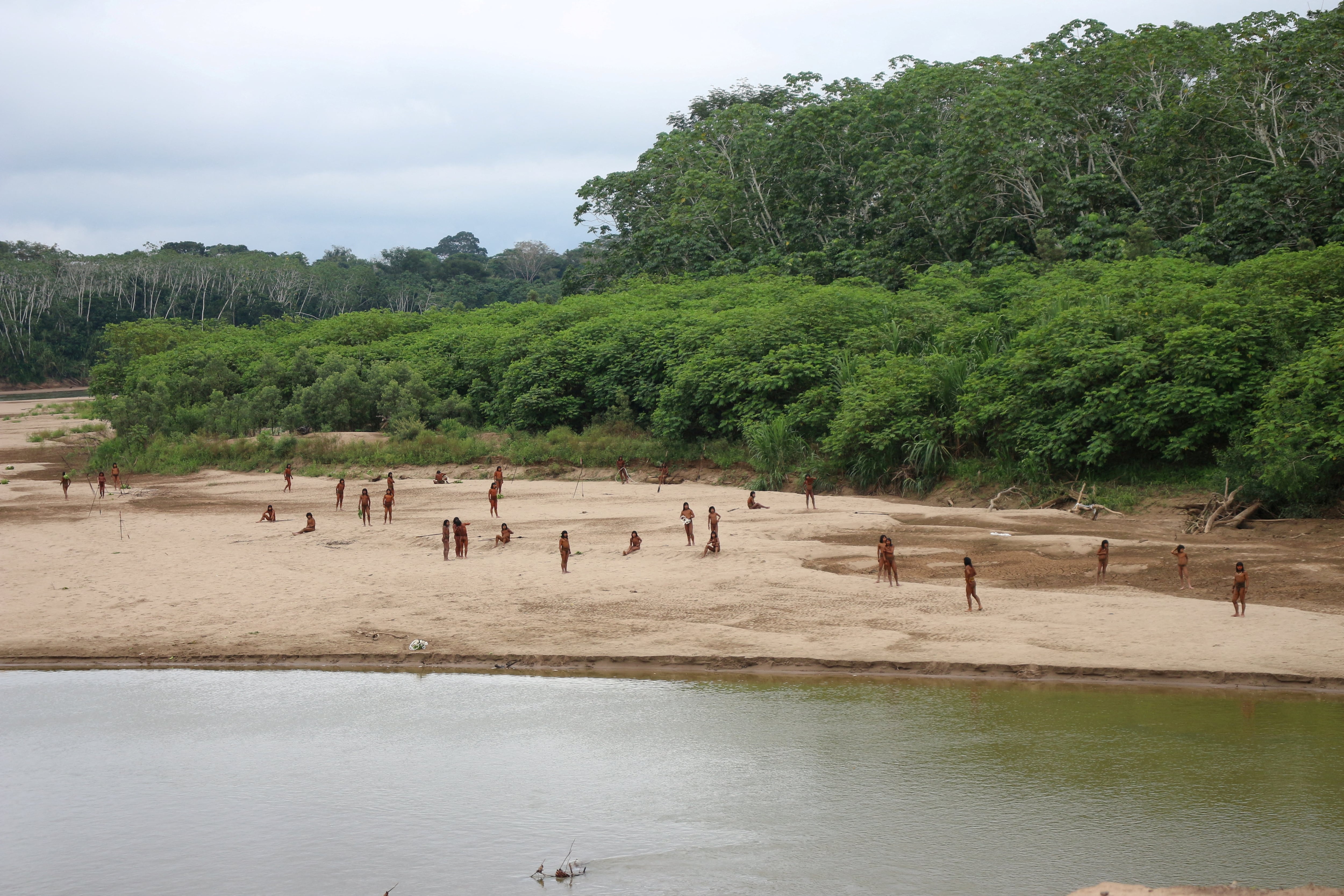 Miembros del pueblo indígena Mashco Piro en Madre de Dios. Junio 27, 2024. Imagen: Reuters