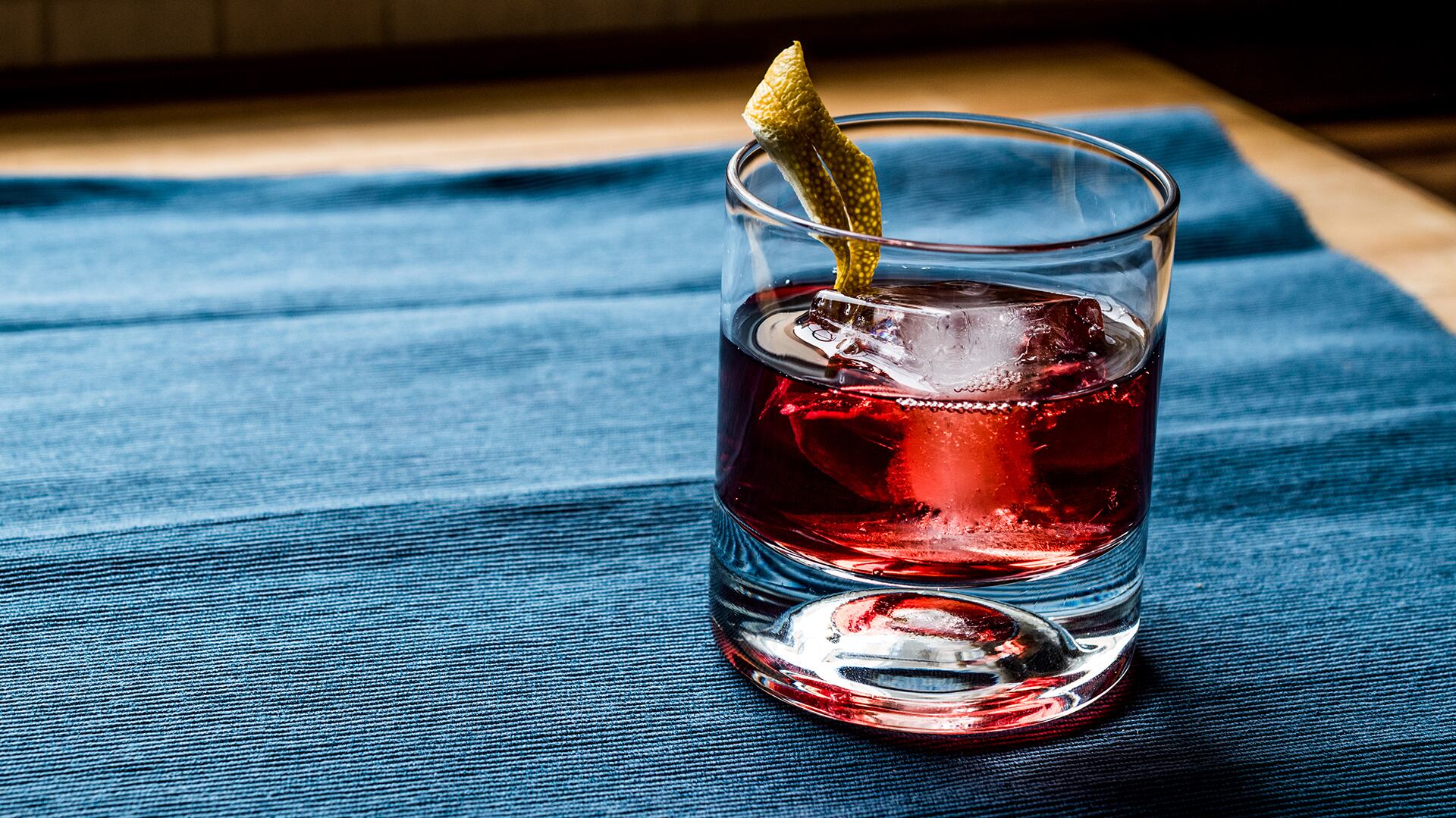 La combinación de gin, vermut rosso y aperitivo en partes iguales hace del Negroni un cóctel icónico en el mundo de la coctelería, ofreciendo un balance perfecto entre sabores dulces y amargos, según los expertos (Getty)