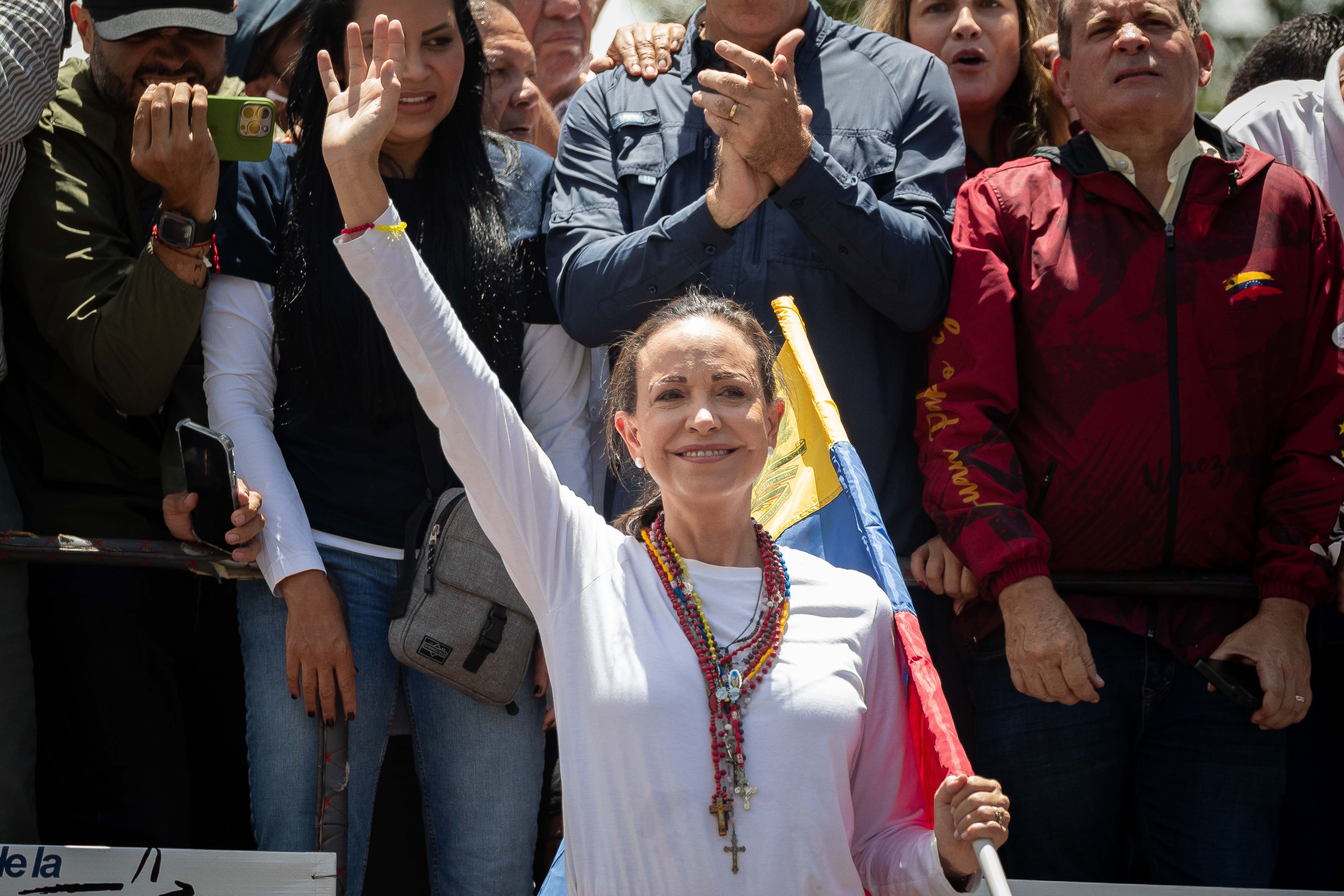 La líder opositora venezolana María Corina Machado saludando en una manifestación de apoyo al candidato a la presidencia de Venezuela Edmundo González, en Caracas (Venezuela). EFE/ Ronald Peña R.
