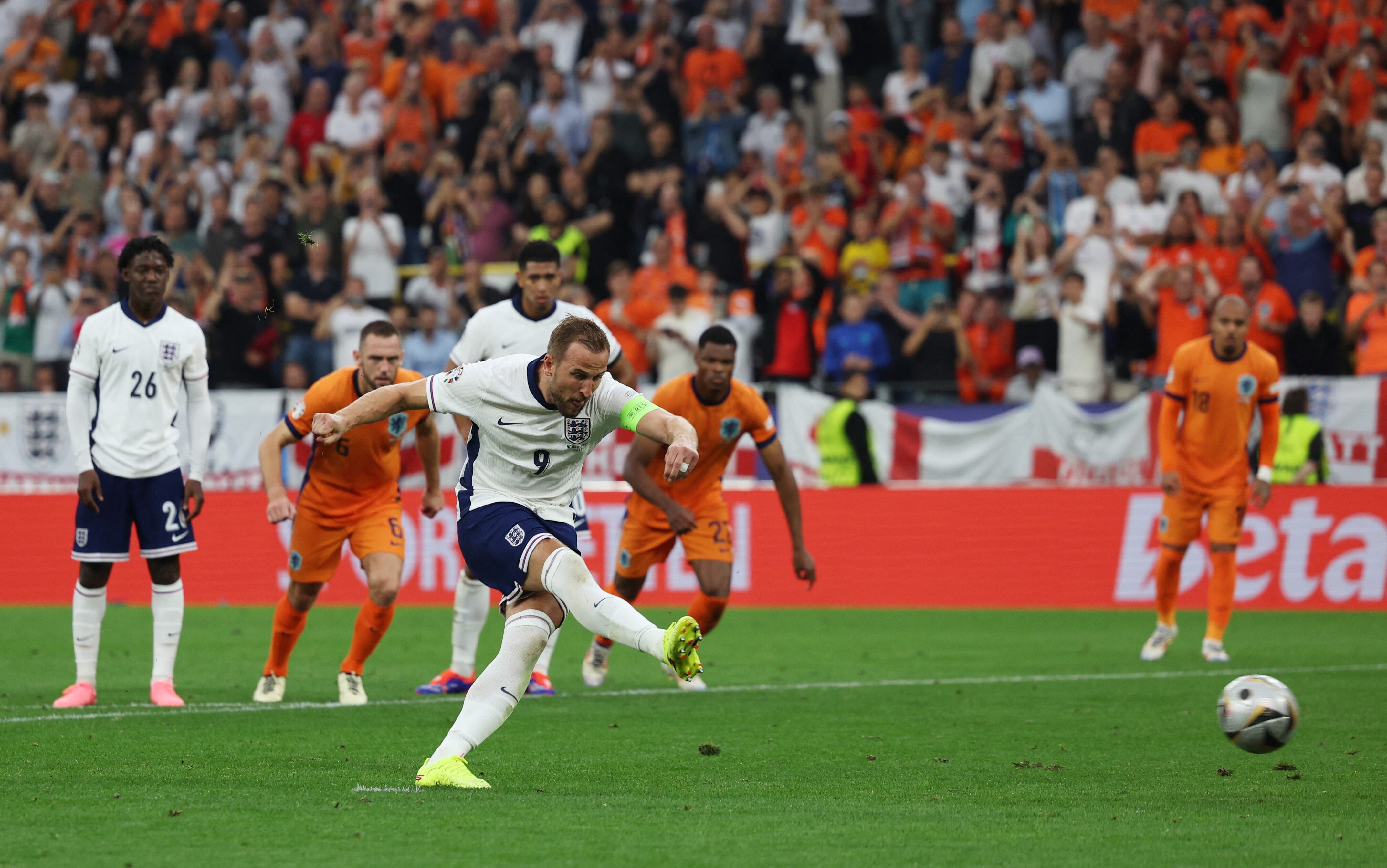 Harry Kane ejecuta el penal que significó el 1-1 para Inglaterra (REUTERS/Lee Smith)