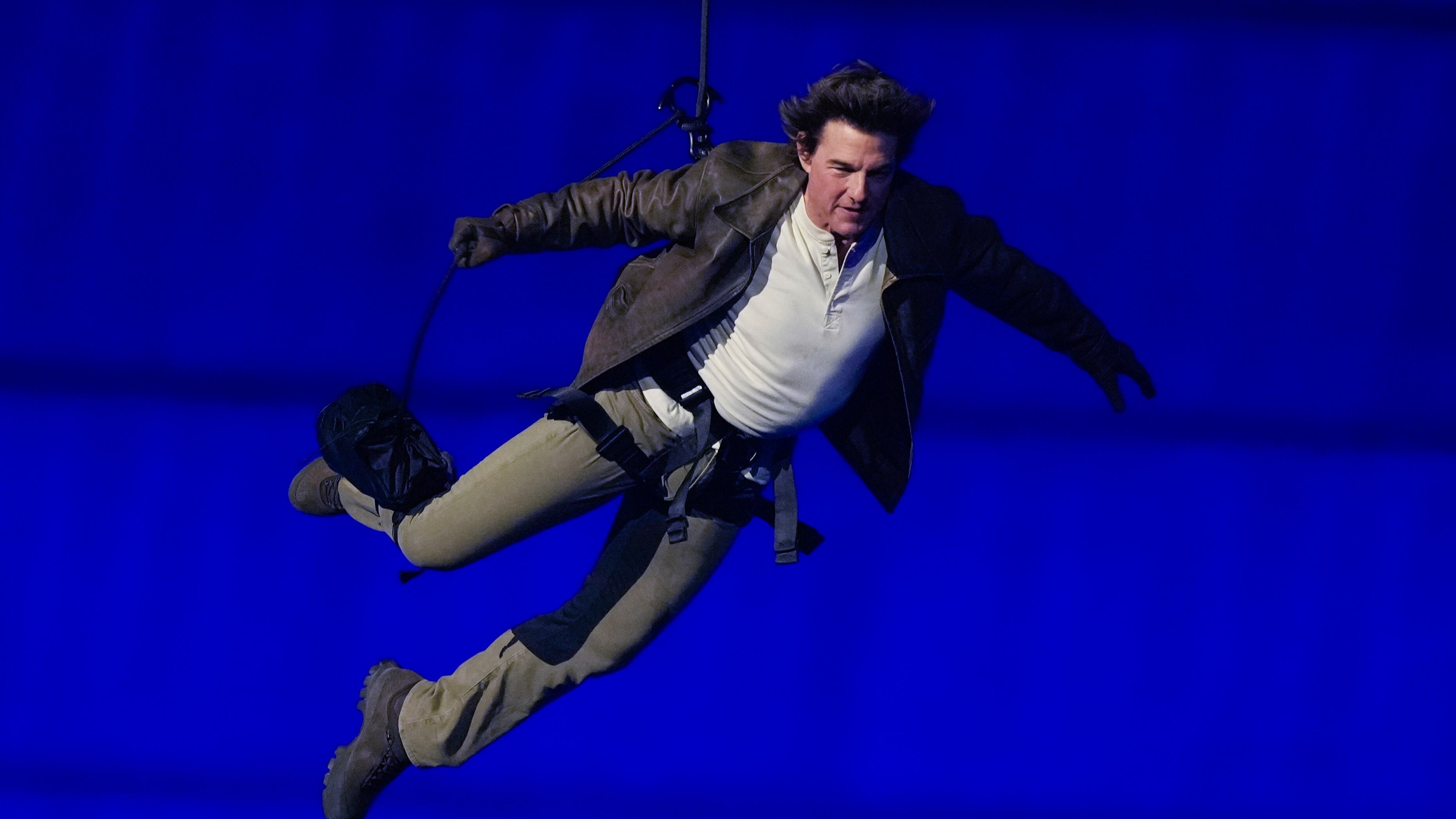 Tom Cruise desciende en el Stade de France durante la ceremonia de clausura de los Juegos Olímpicos de Verano de 2024, el domingo 11 de agosto de 2024, en Saint-Denis, Francia. (Foto AP/Natacha Pisarenko)