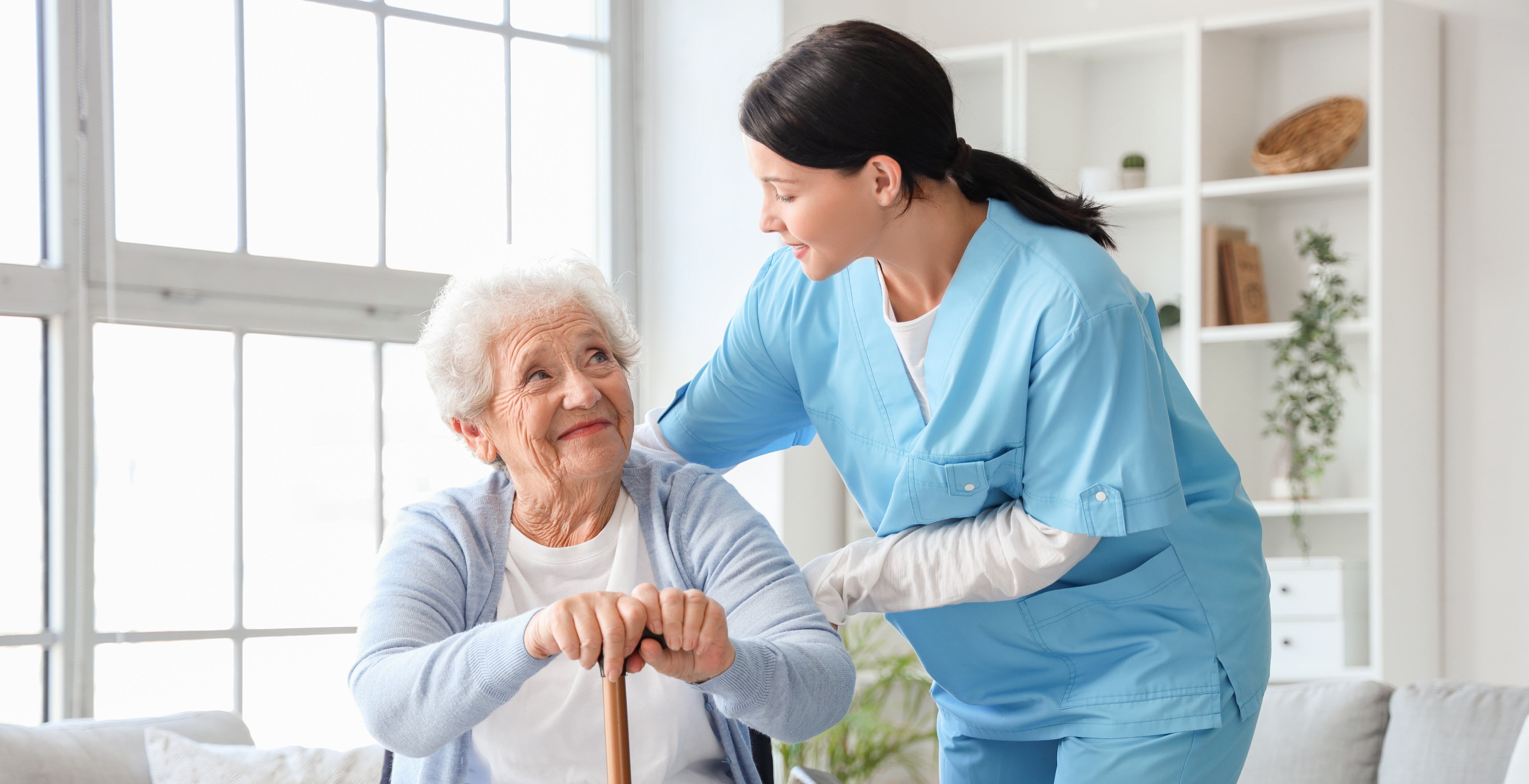 Enfermera cuidando de una señora mayor (ShutterStock España)