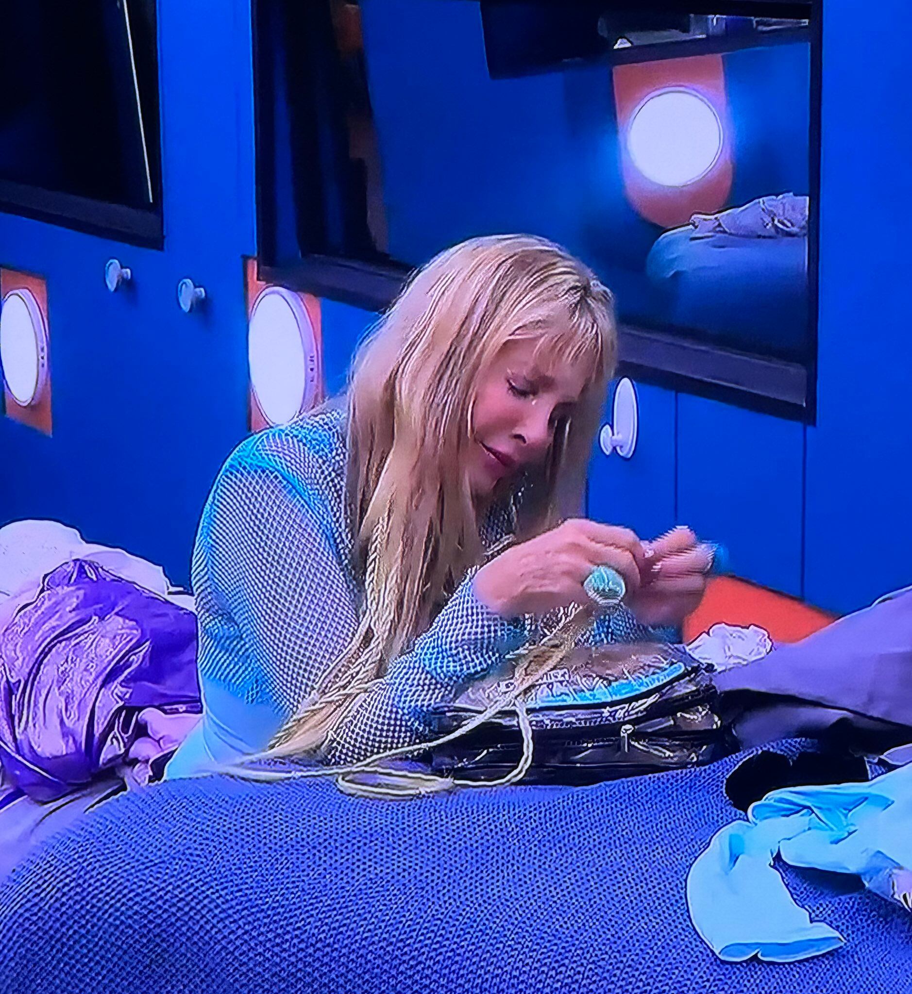 Shanik lloró tras ser nominada la noche del sábado. Mientras ella se cree sola, afuera encabeza las votaciones para mantenerse en el reality