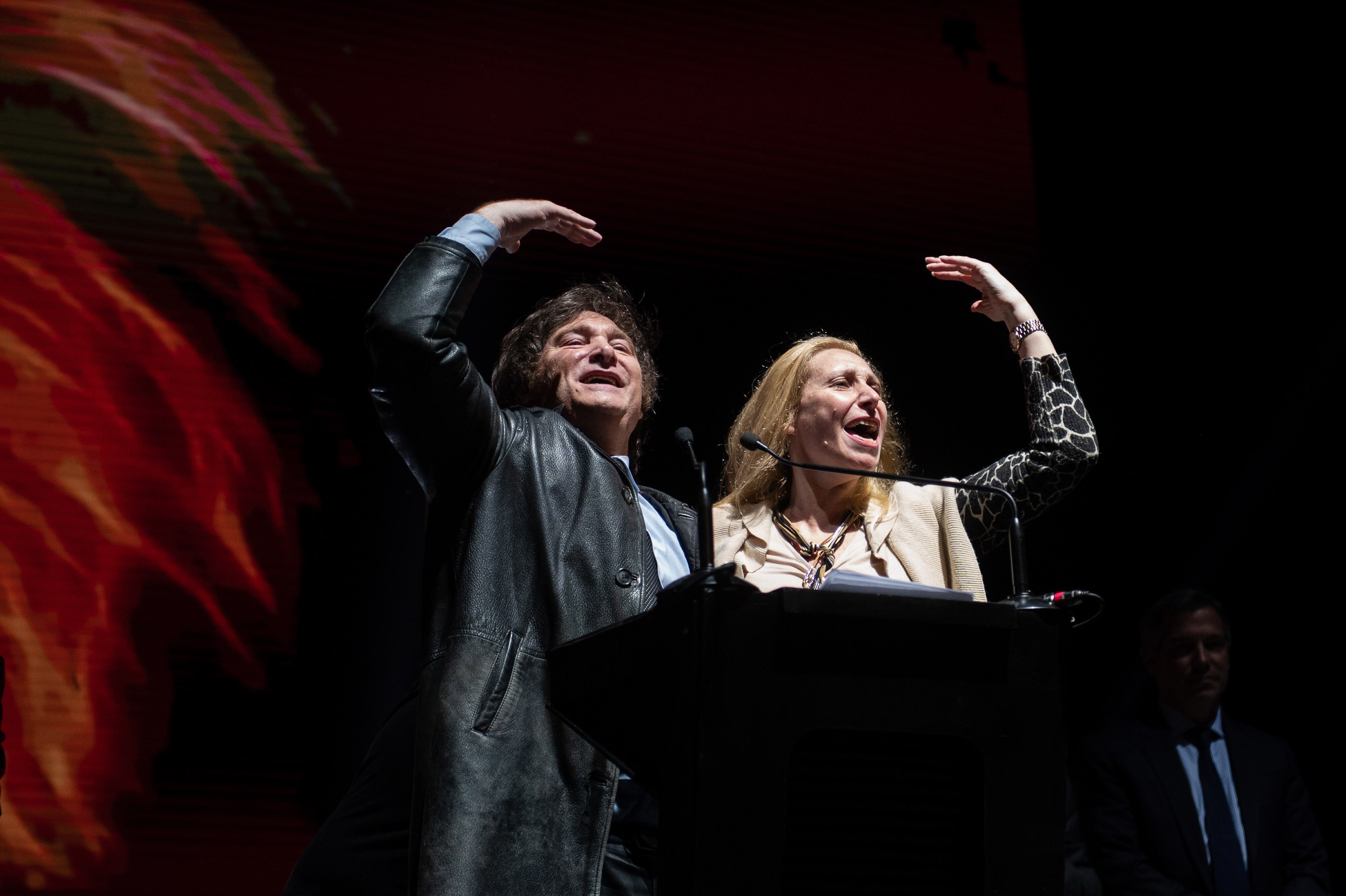 Javier y Karina Milei en el acto de campaña en el Movistar Arena 