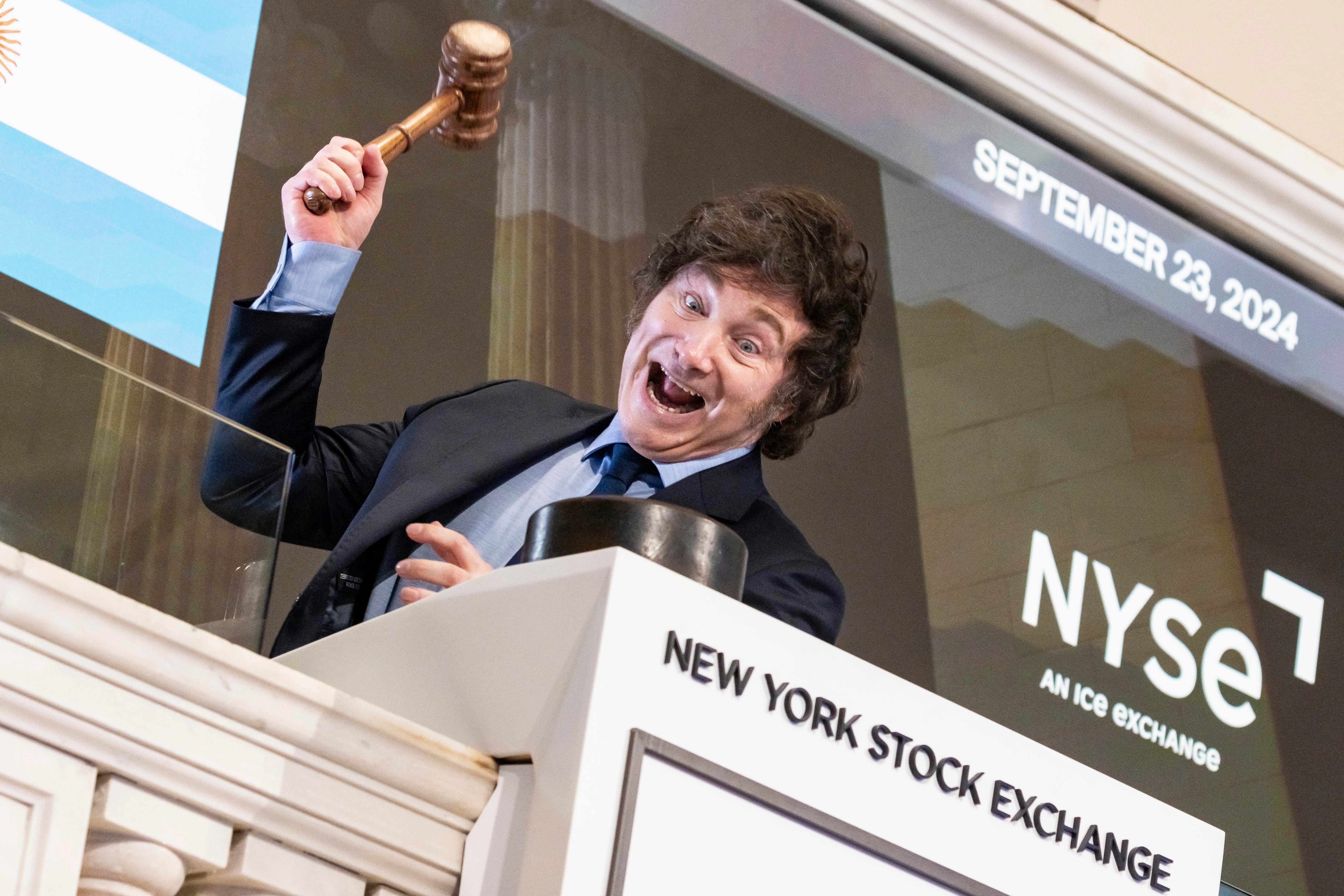 El presidente argentino Javier Milei posa para una fotografía mientras visita la Bolsa de Valores de Nueva York (NYSE) para tocar la campana de apertura en Nueva York (EE.UU.), este 23 de septiembre de 2024. EFE/EPA/Justin Lane
