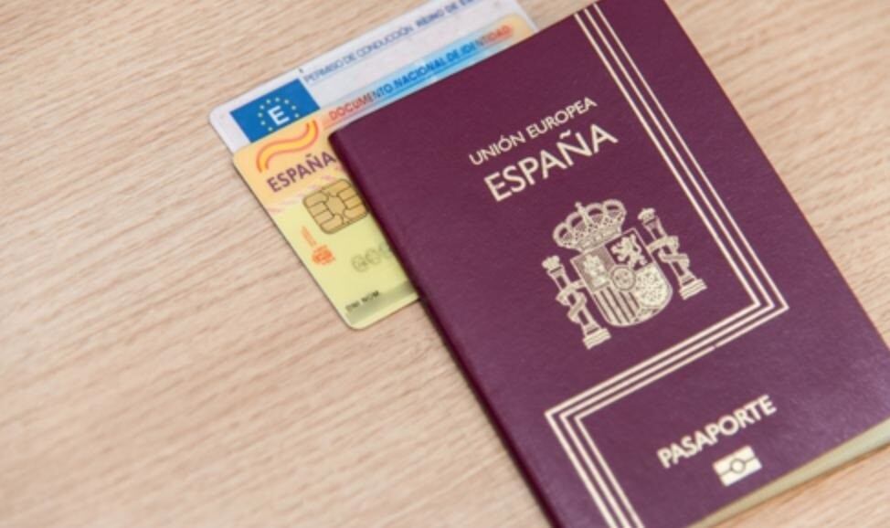 Pasaporte y DNI (Foto: Europa Press)