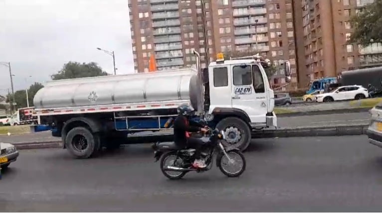 Camión varado en Fontibón afecta la movilidad - crédito @BogotaTransito/X