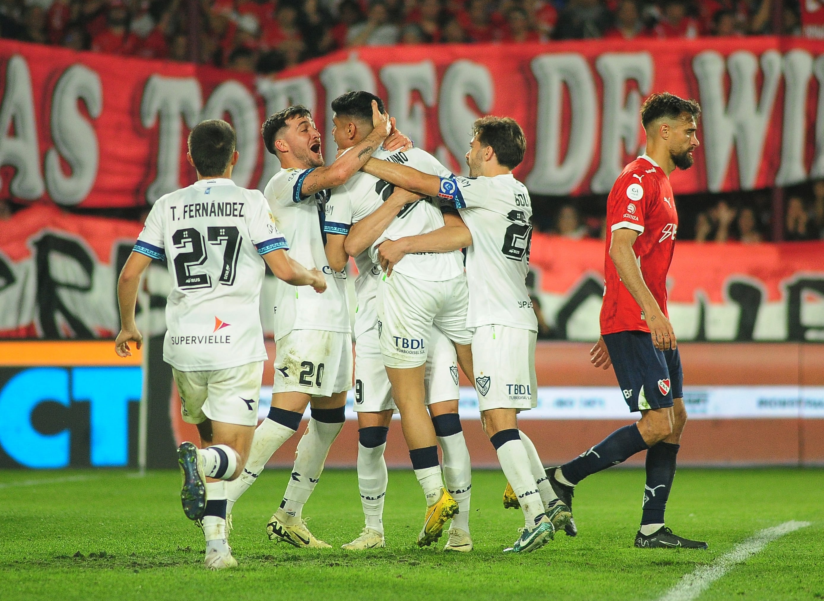 Vélez derrotó a Independiente en cuartos de final de la Copa Argentina gracias al gol de Claudio Aquino (Fotobaires)