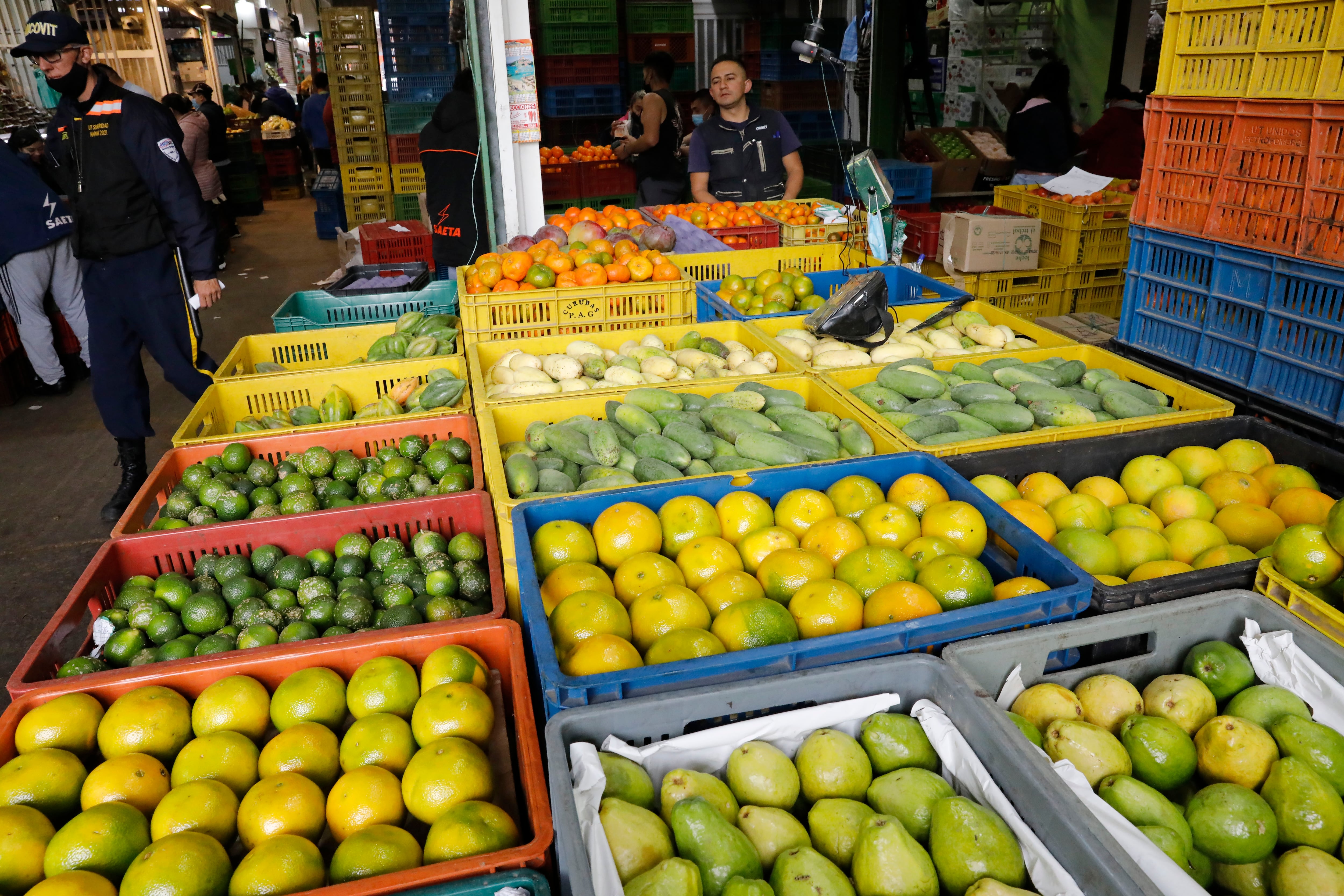 Los precios de muchos productos de la canasta familiar aumentarían de manera considerable con el alza del valor del diésel - crédito Carlos Ortega7EFE
