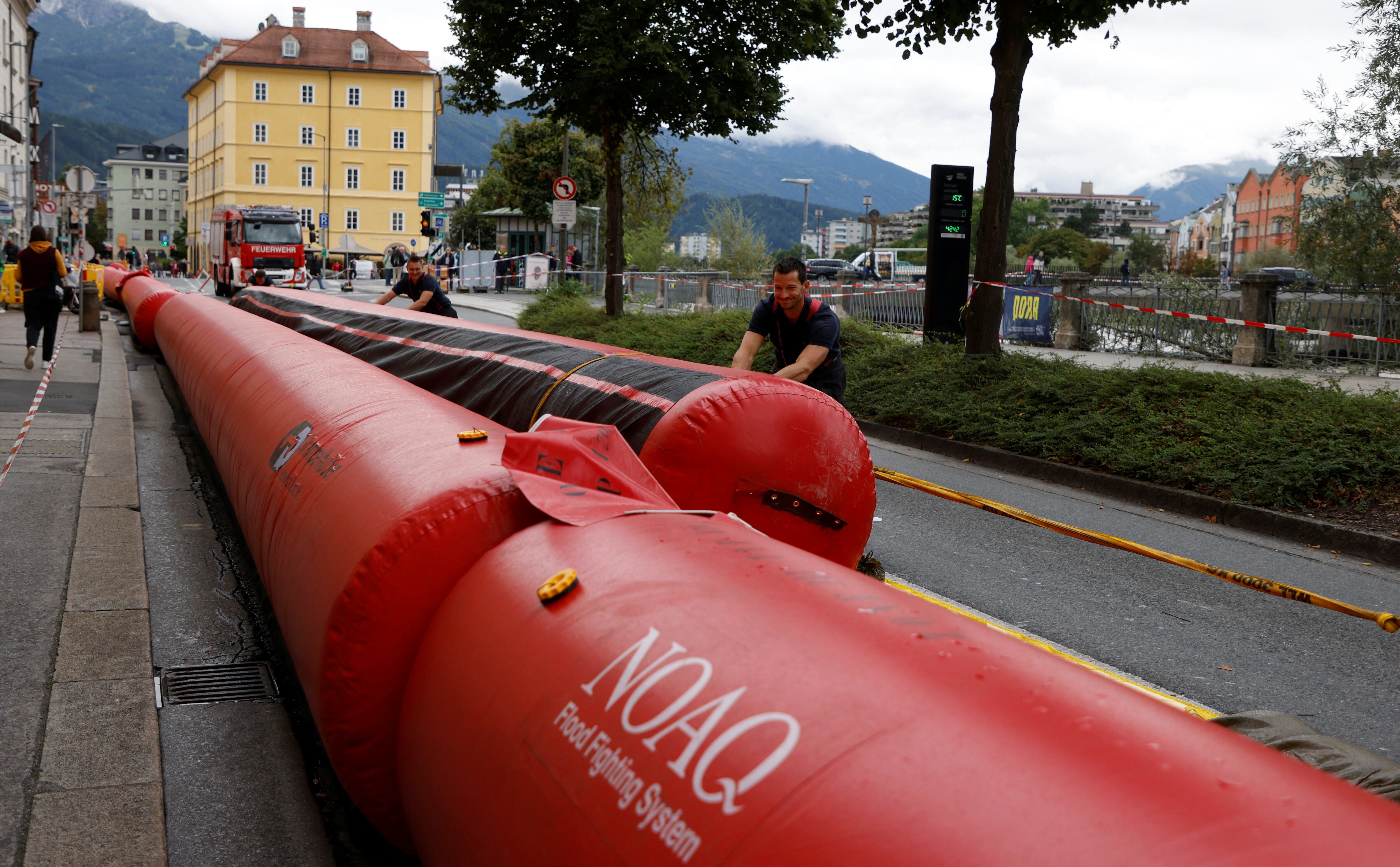 Bomberos austriacos ajustan un sistema contra inundaciones en el casco antiguo de Innsbruck (REUTERS/Leonhard Foeger/Archivo)