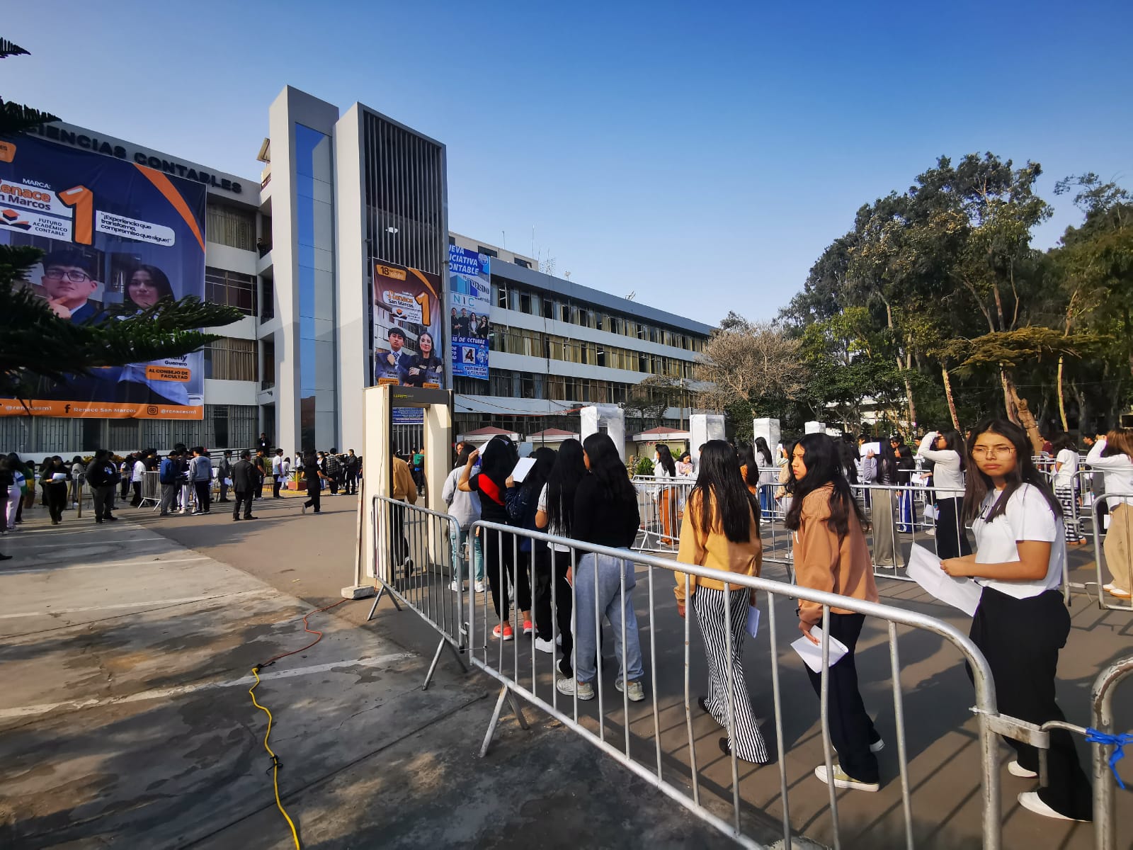 Miles de jóvenes ingresan a la Universidad San Marcos para rendir examen de adnisión en la famosa Decana de América