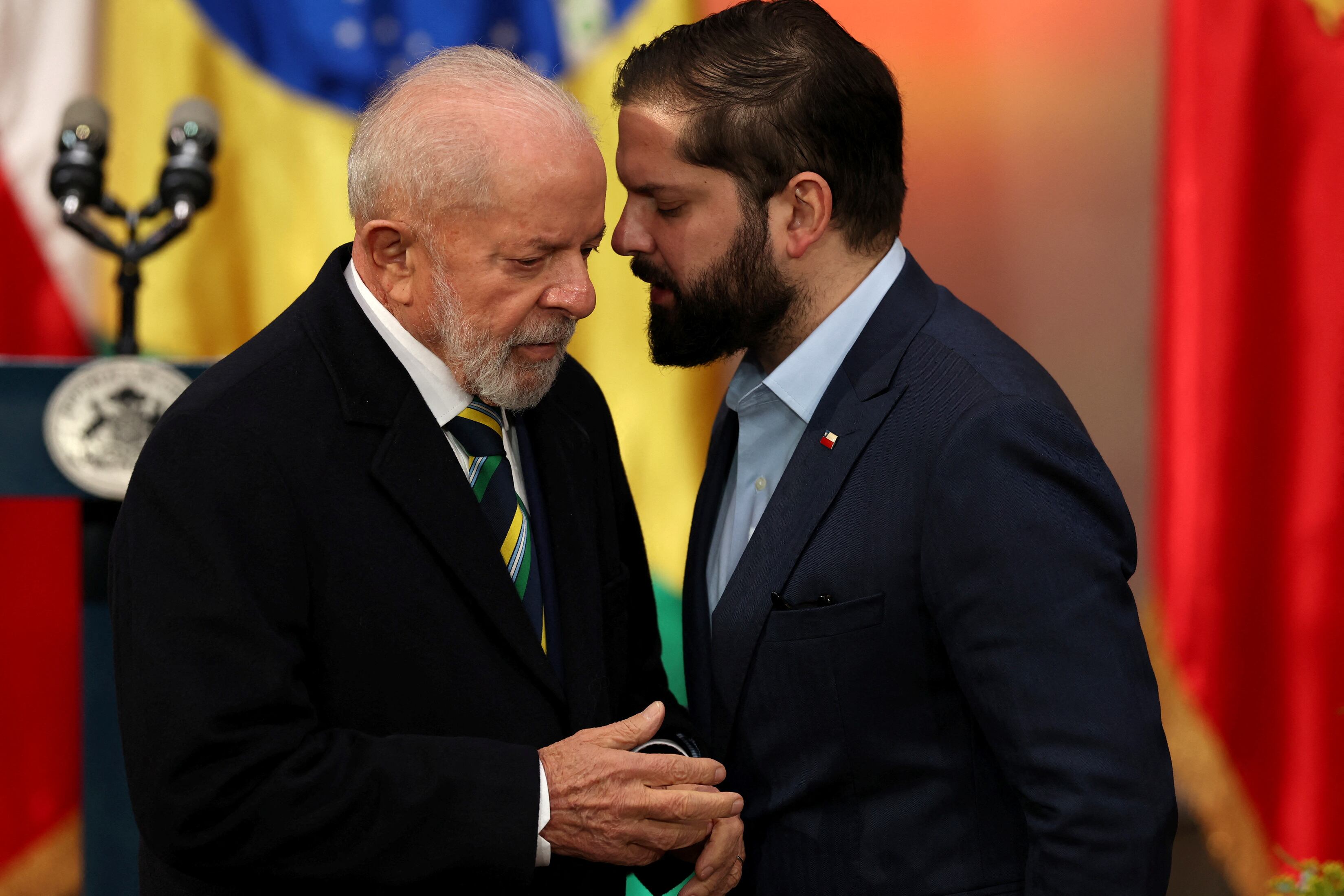 El presidente de Chile, Gabriel Boric, y el presidente de Brasil, Luiz Inácio Lula da Silva, conversan antes de pronunciar una declaración en el palacio de gobierno de La Moneda, en Santiago de Chile (REUTERS/Ivan Alvarado)