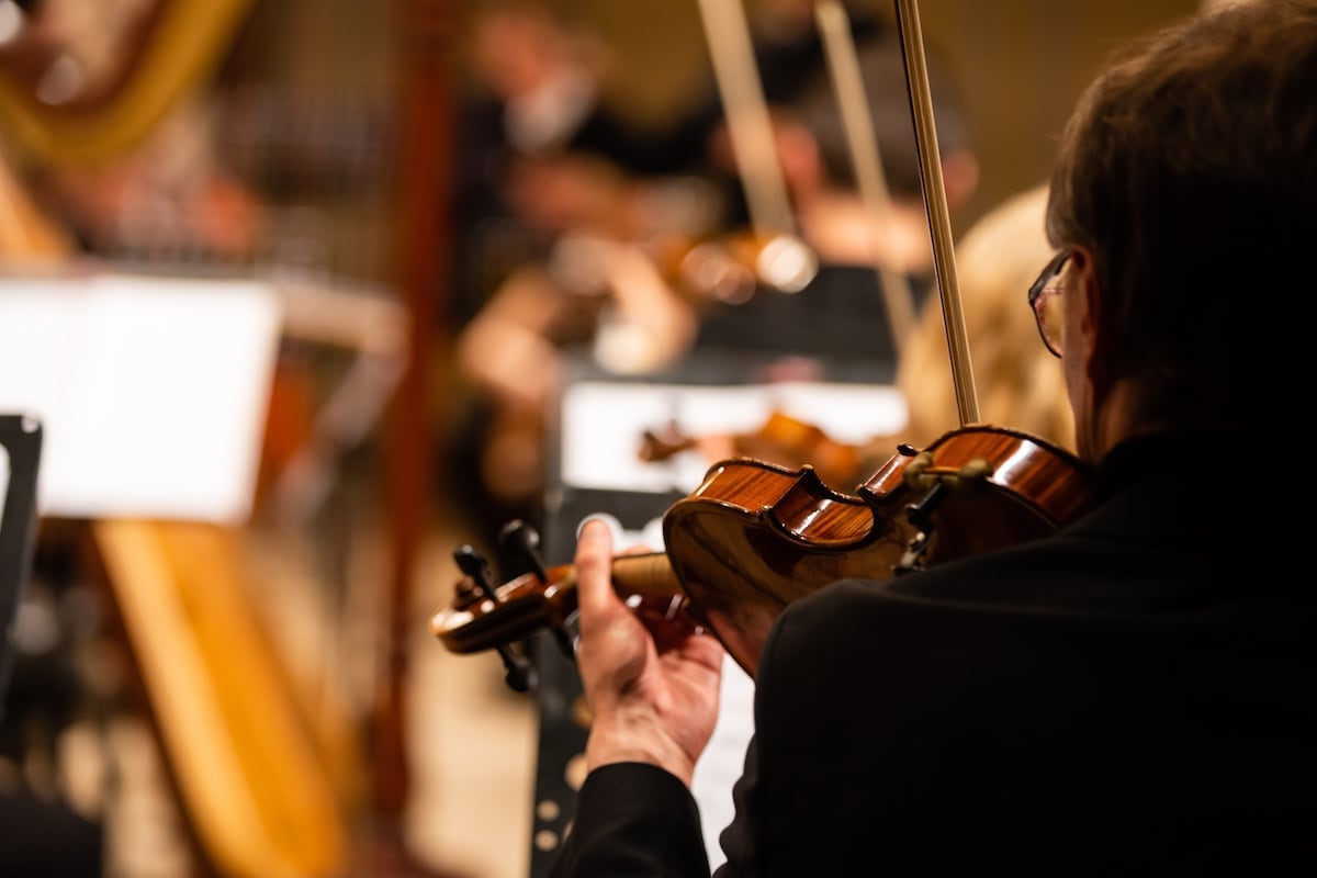 Un estudio reciente revela que la música sincroniza las ondas cerebrales entre las cortes auditivas y el circuito de recompensas, mejorando la respuesta emocional al sonido en personas con depresión resistente al tratamiento