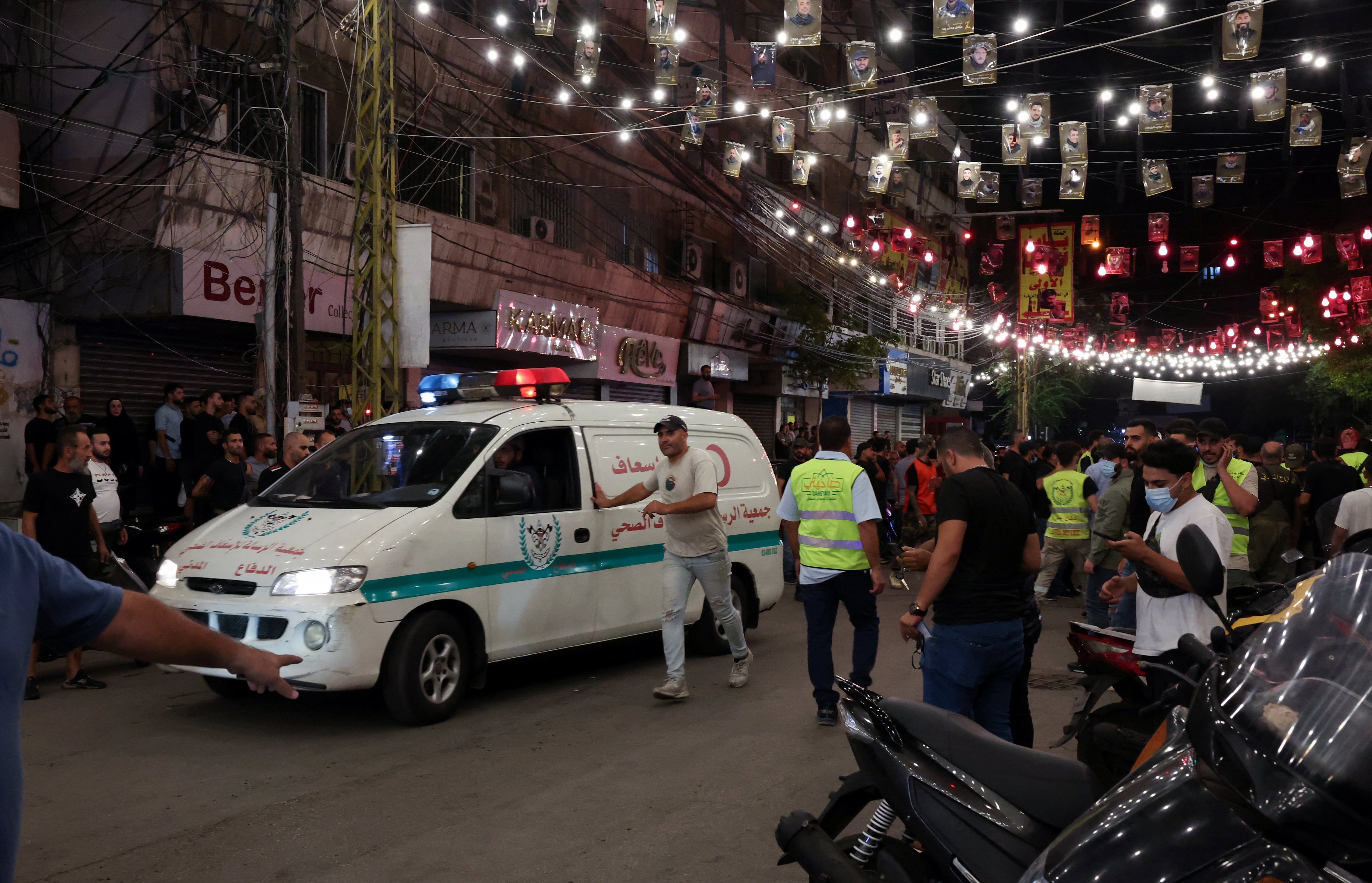 Una ambulancia en el lugar del ataque israelí en Beirut (REUTERS/Mohamed Azakir)