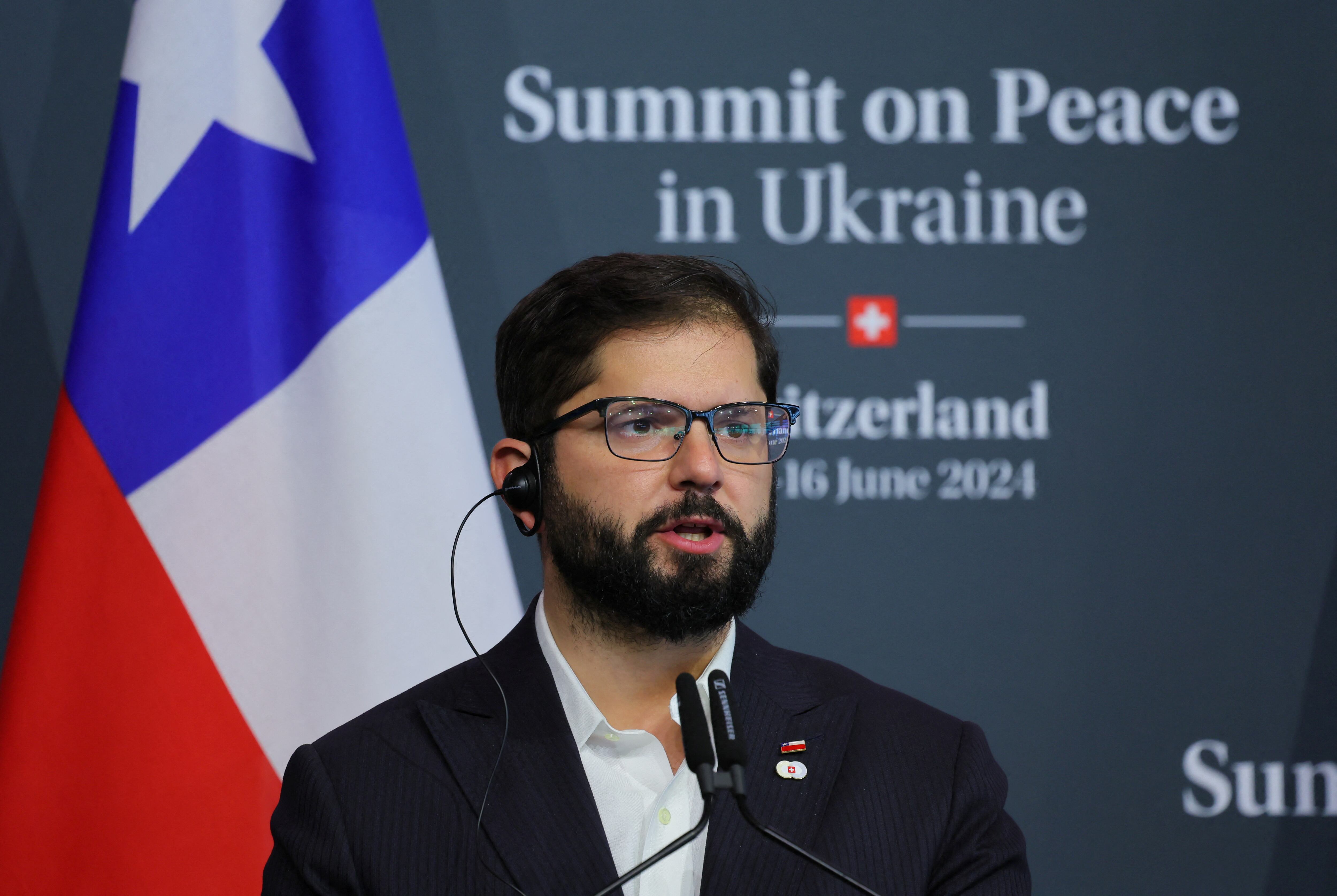 El presidente de Chile, Gabriel Boric, habla durante la rueda de prensa de clausura de la Cumbre sobre la Paz en Ucrania, en Stansstad, cerca de Lucerna, Suiza, el 16 de junio de 2024 (Reuters)