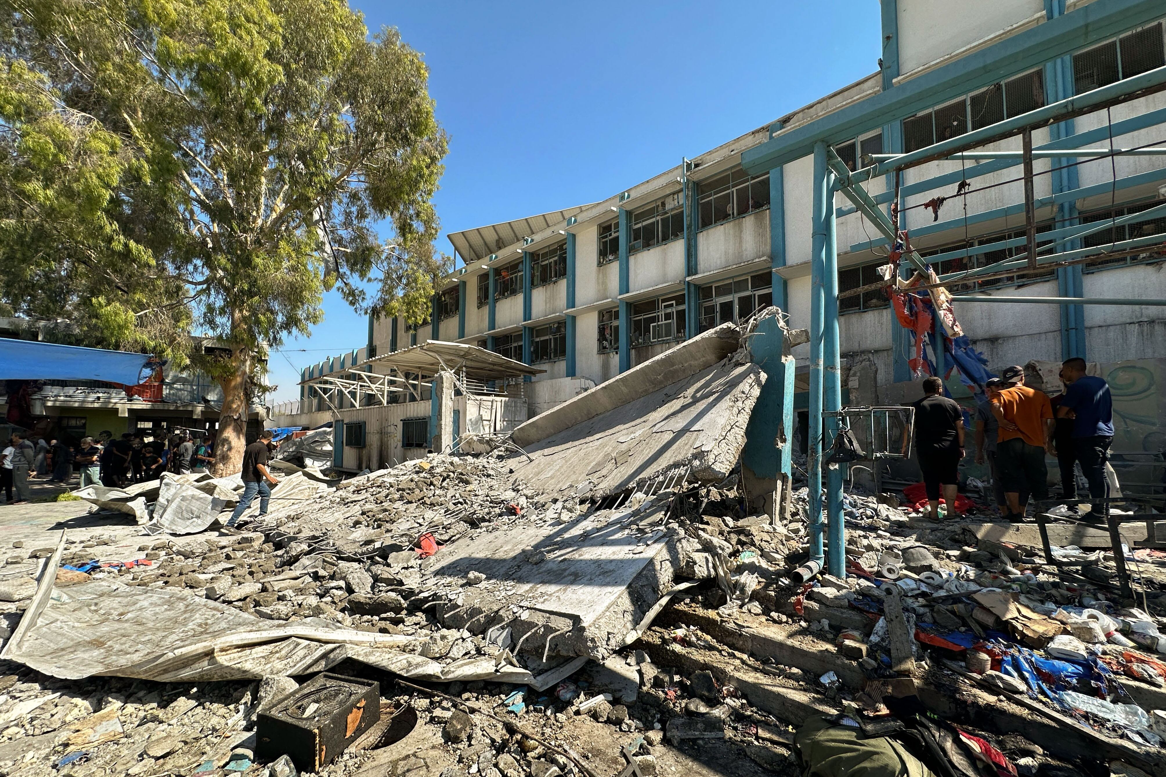 Fotografía de archivo de la situación en los alrededores de la escuela de la UNRWA en el campo de refugiados de Al Nuseirat tras un ataque israelí (EFE)