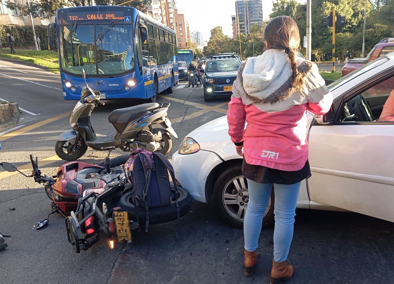 Se presenta siniestro en la localidad de Usaquén entre un automóvil y dos motocicletas en la carrera 7 con calle 92, sentido sur-norte - crédito @BogotaTransito / X