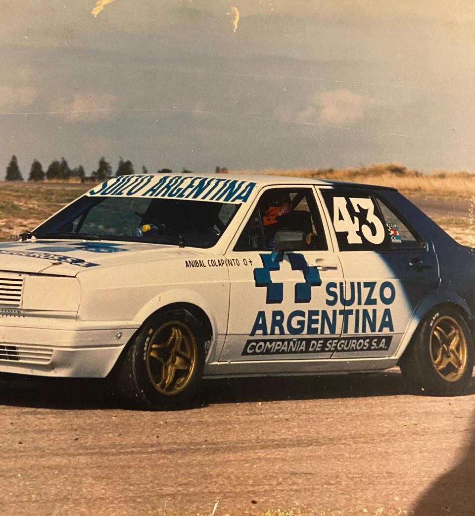 Aníbal sobre el Gacel de Clase 2 de Turismo Nacional y el famoso número 43 que luego adoptó Franco en el karting y que llegó a la F1 (Aníbal Colapinto)