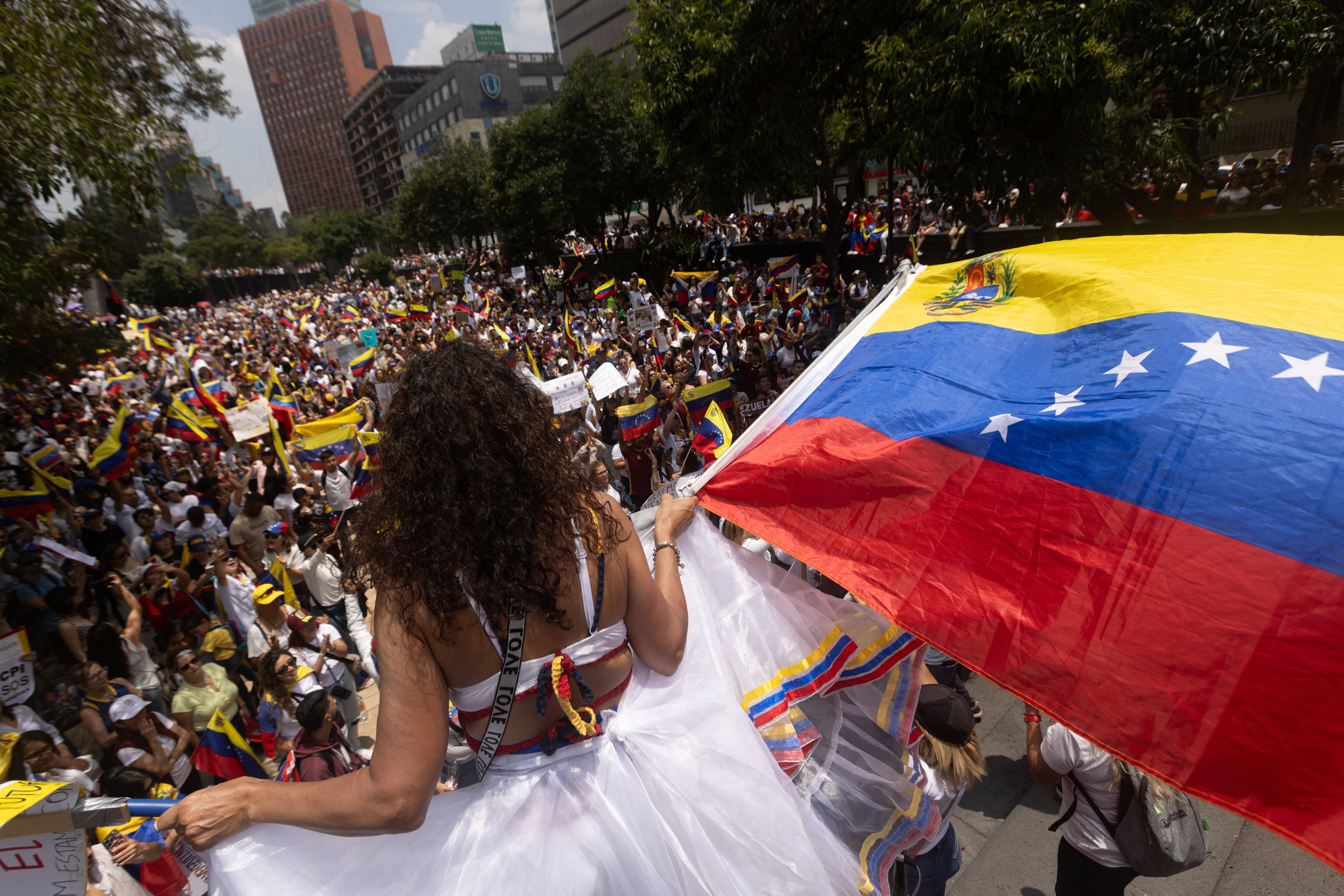 Una mujer venezolana hace flamear la bandera de su país en la capital mexicana (REUTERS/Quetzalli Nicte-Ha)