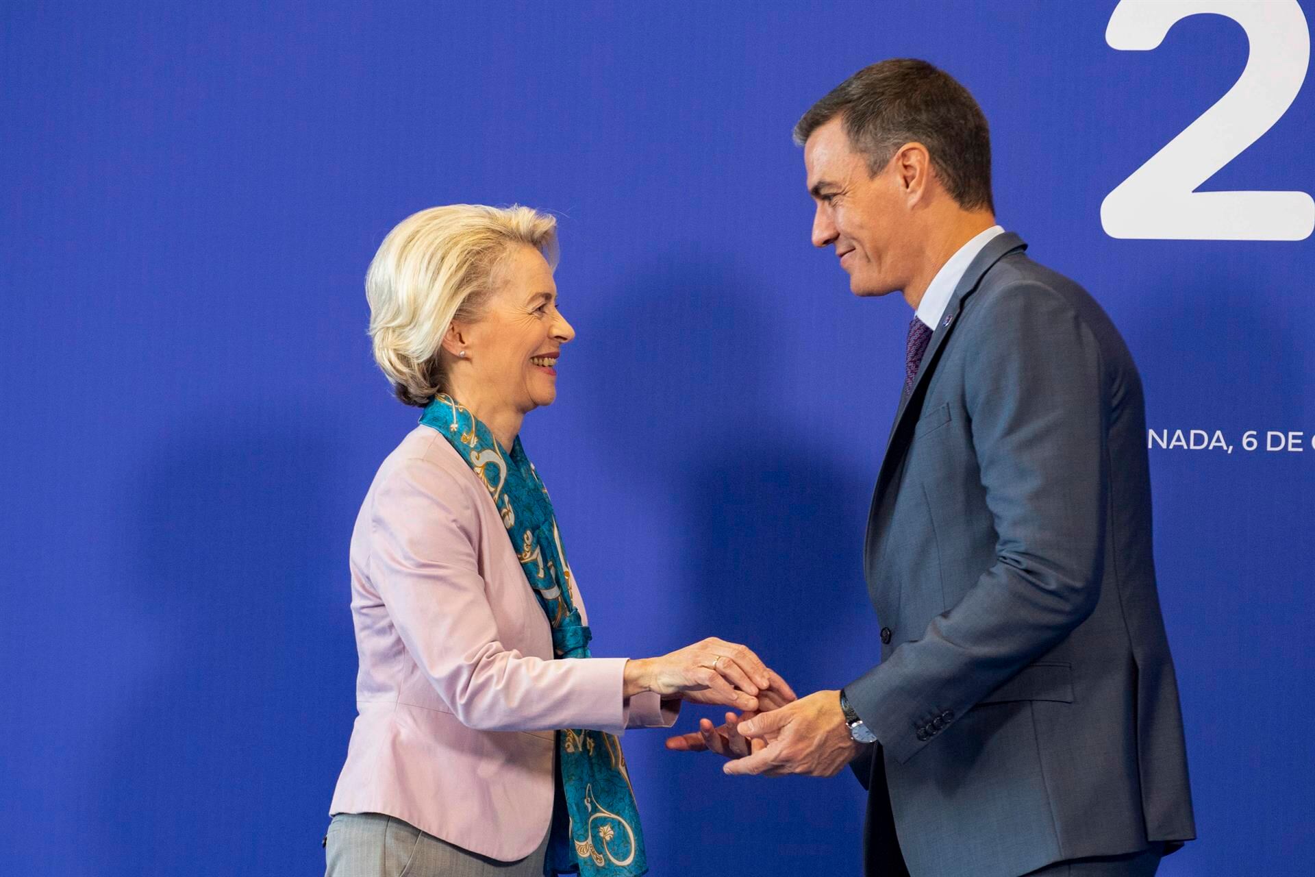 El presidente del Gobierno, Pedro Sánchez, y la presidenta de la Comisión Europea en funciones, Ursula von der Leyen. (EFE/ Miguel Ángel Molina).