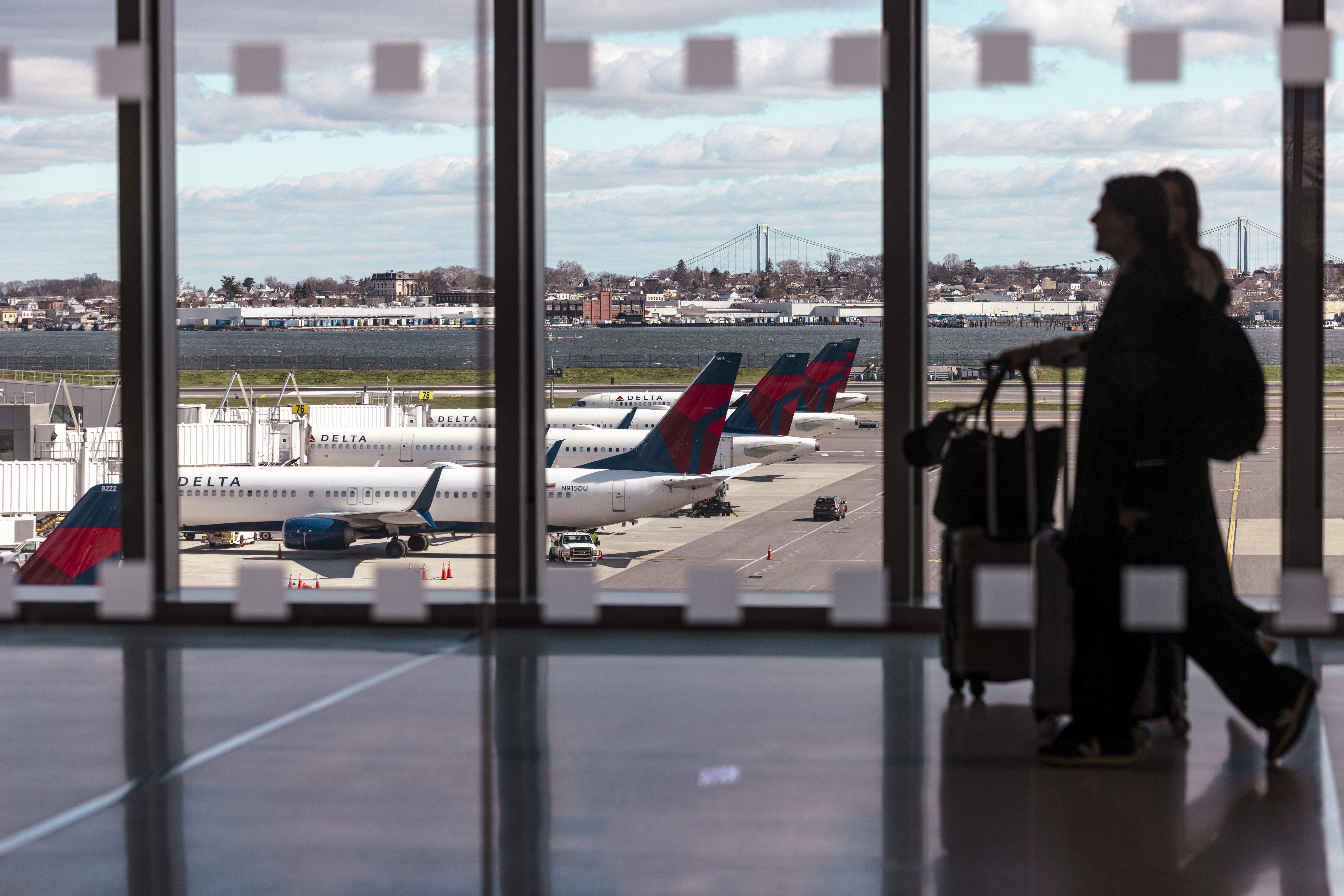 Las previsiones de Delta se quedan cortas mientras las aerolíneas recortan las tarifas de verano