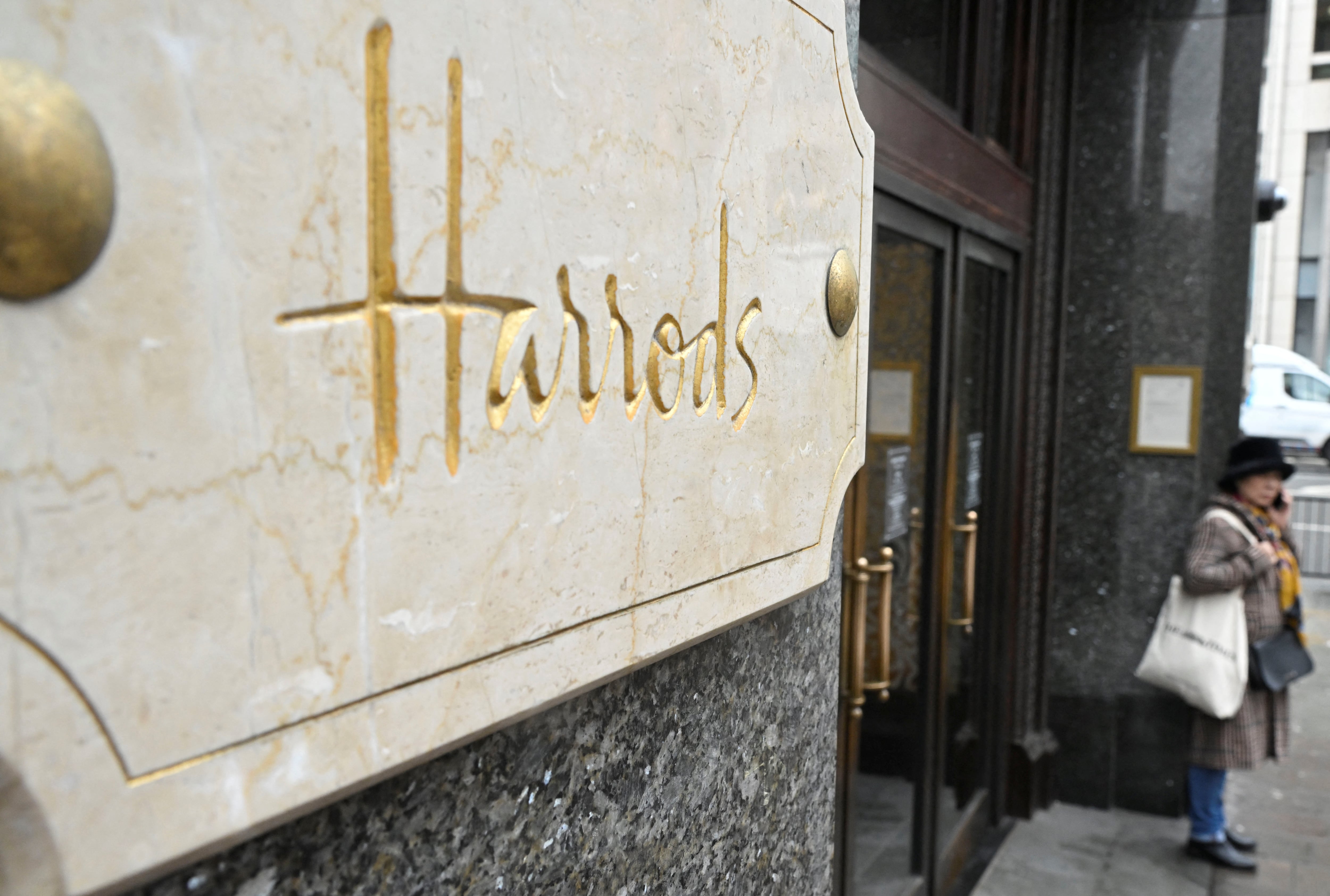 Ex empleados de Harrods dijeron a la BBC que la empresa no intervino a pesar de los rumores que circulaban sobre el empresario (REUTERS)