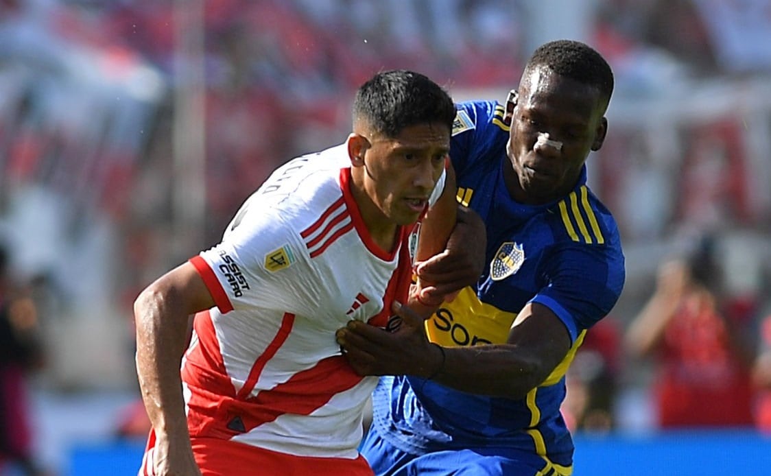 Luis Advíncula fue partícipe del último superclásico argentino en abril de este año, aportando con una asistencia. - créditos: Hernán Cortez/Getty Images