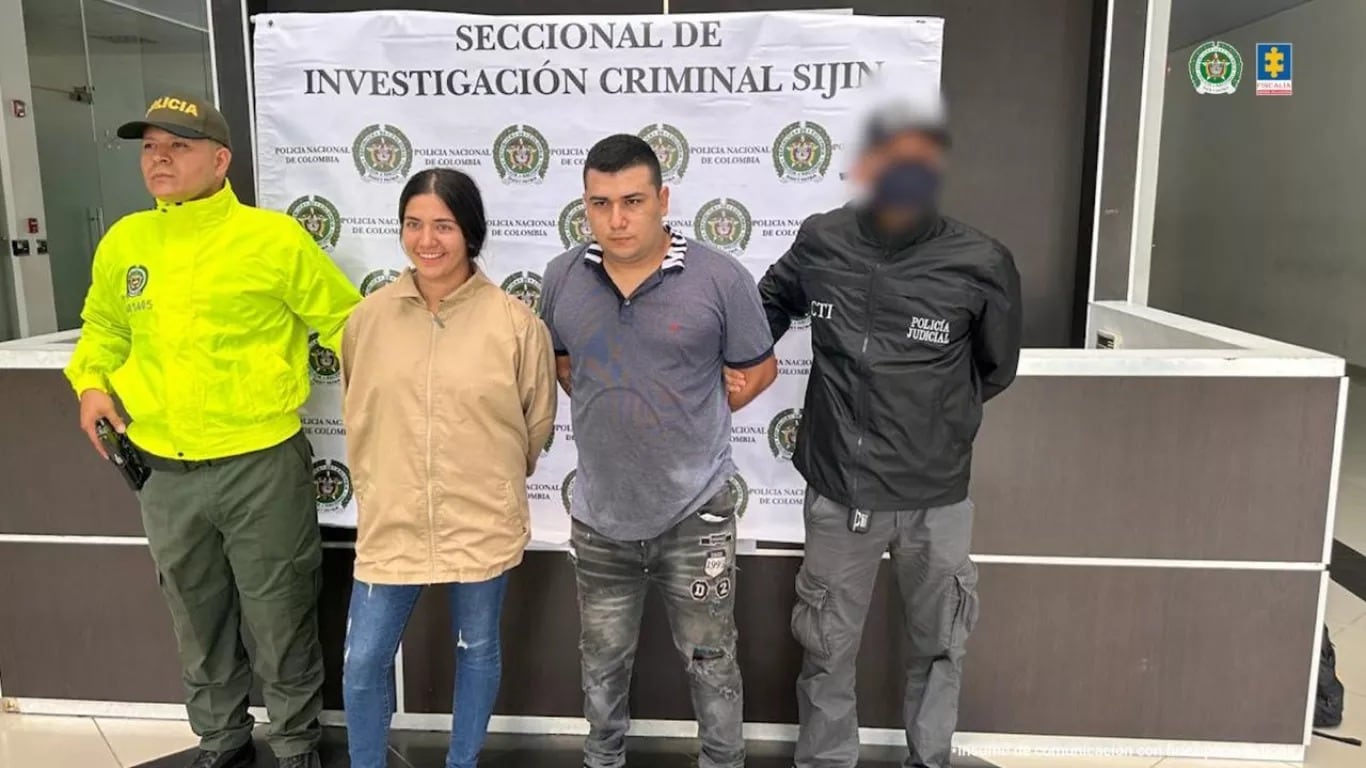 Sicarios acusados de asesinar a un periodista generaron indignación por sonreir mientras eran presentados por la Policía 