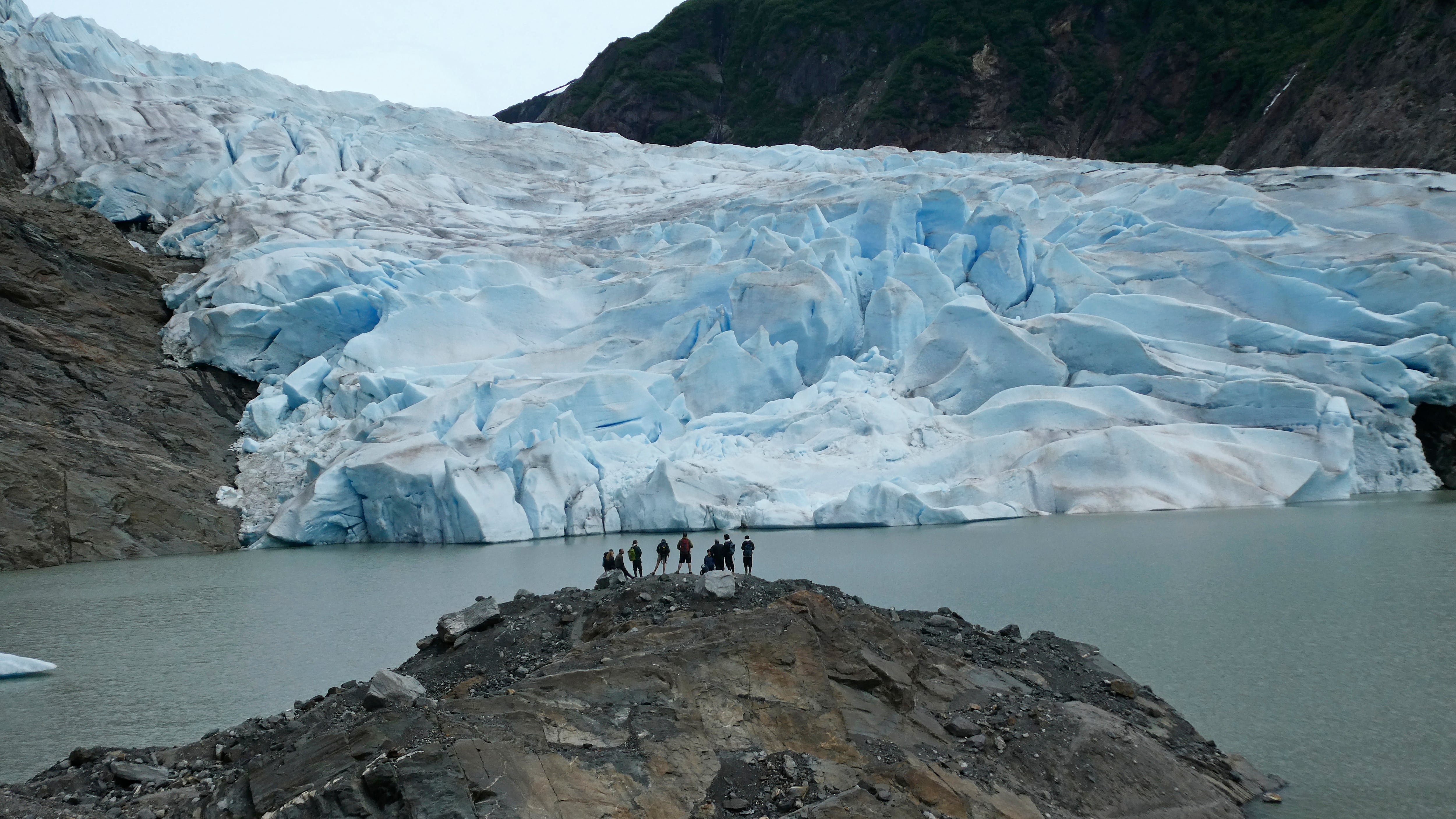 Bethan Davies, autora principal del estudio: "La retroalimentación negativa impide crecimiento futuro de los glaciares" (AP Foto/Becky Bohrer)