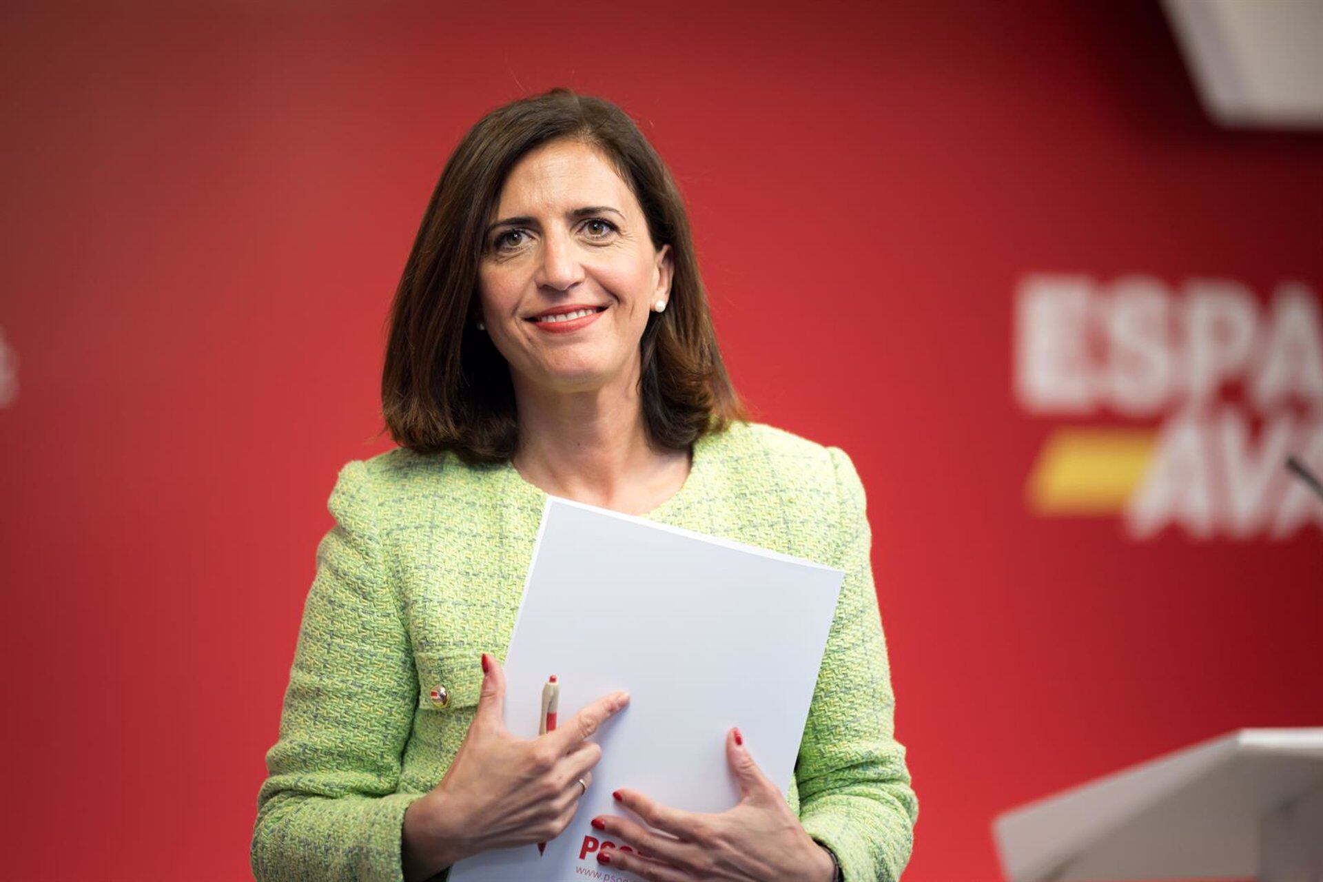 La portavoz del PSOE, Esther Peña, llega a una rueda de prensa en Ferraz. (Diego Radamés/Europa Press)
