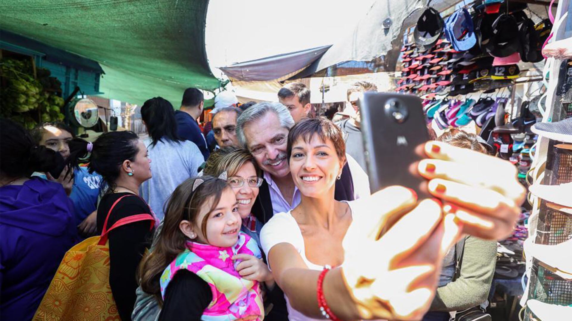 Mayra Mendoza junto a Alberto Fernández, la campaña electoral de 2019 (Crédito: Frente de Todos)