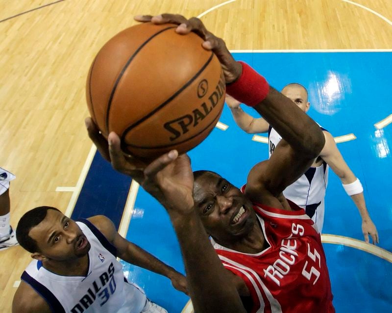 Imagen de archivo del pívot de Houston Rockets Dikembe Mutombo atrapando un rebote en un partido de la NBA ante los Dallas Mavericks (REUTERS/Mike Stone)