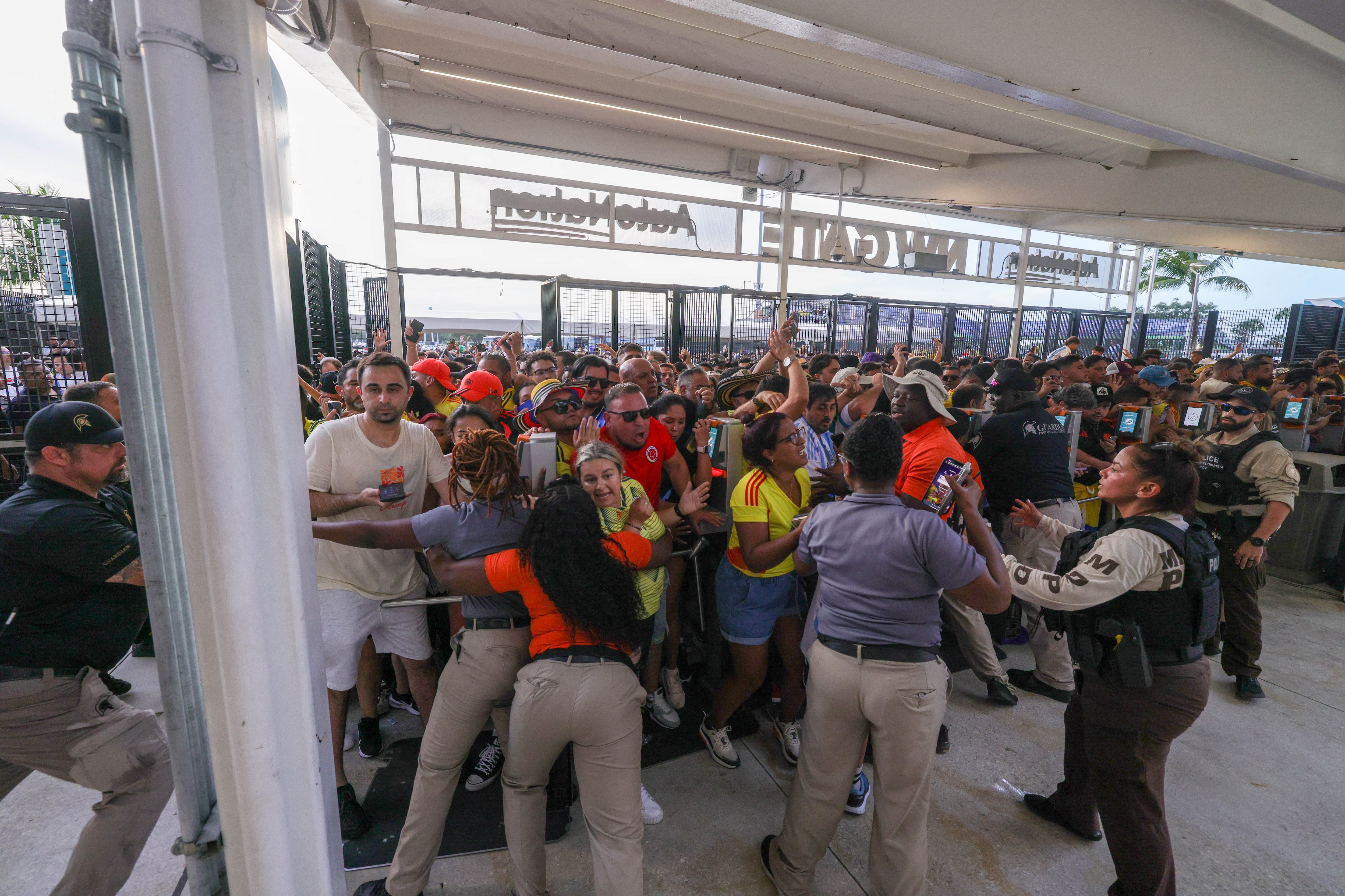 Miles de aficionados evadieron los filtros de seguridad para entrar al Hard Rock Stadium sin pagar la boleta - crédito: Nathan/USA TODAY Sports
