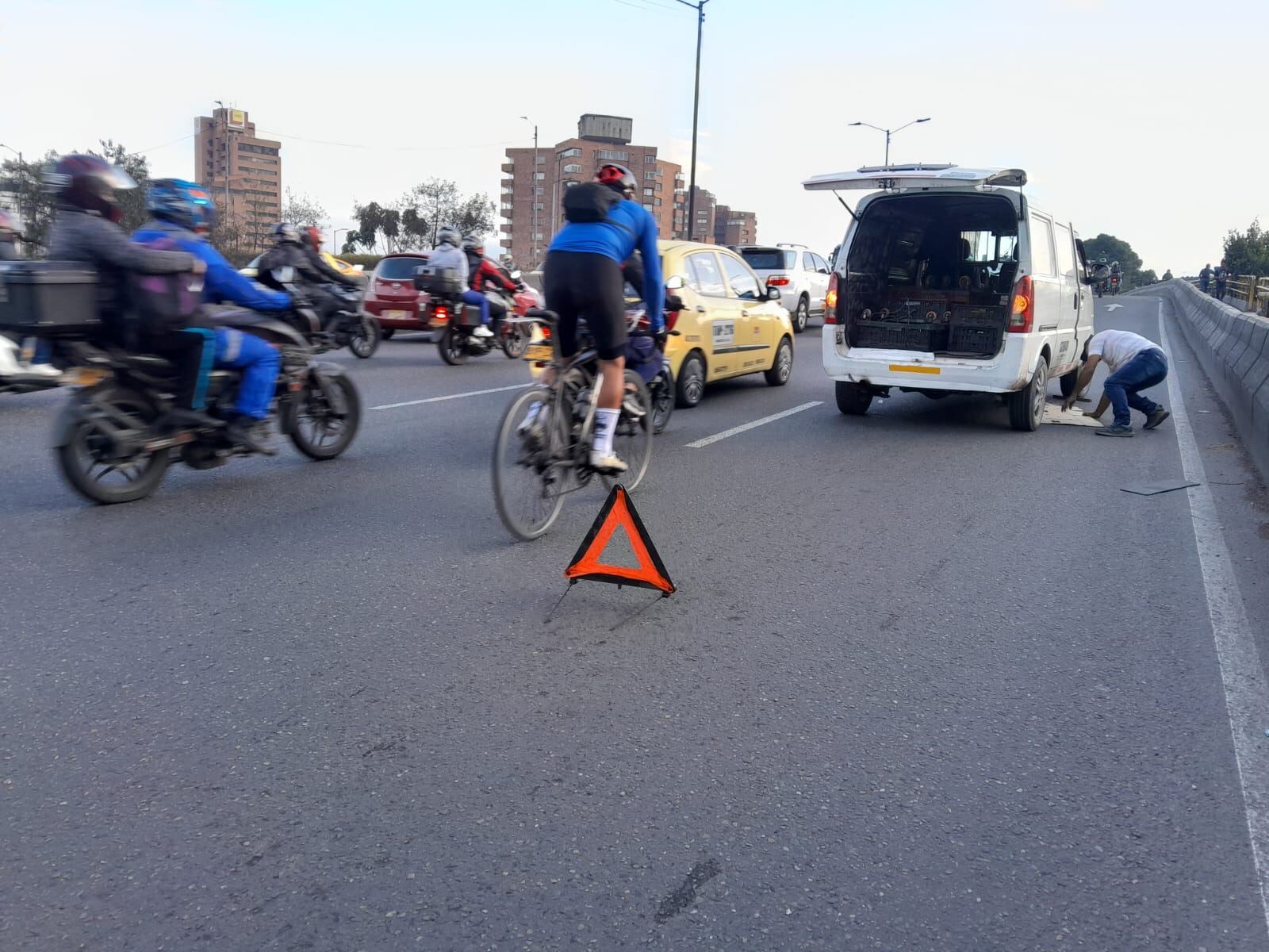 Situación de camioneta varada en la Avenida Norte-Quito-Sur con Avenida el Dorado - crédito @BogotaTransito / X