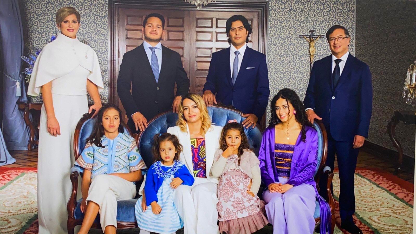 Familia presidencial: el presidente Gustavo Petro junto a la primera dama Verónica Alcocer y sus hijos Nicolás, Andrés, Andrea, Sofía y las nietas del primer mandatario. Foto: archivo.