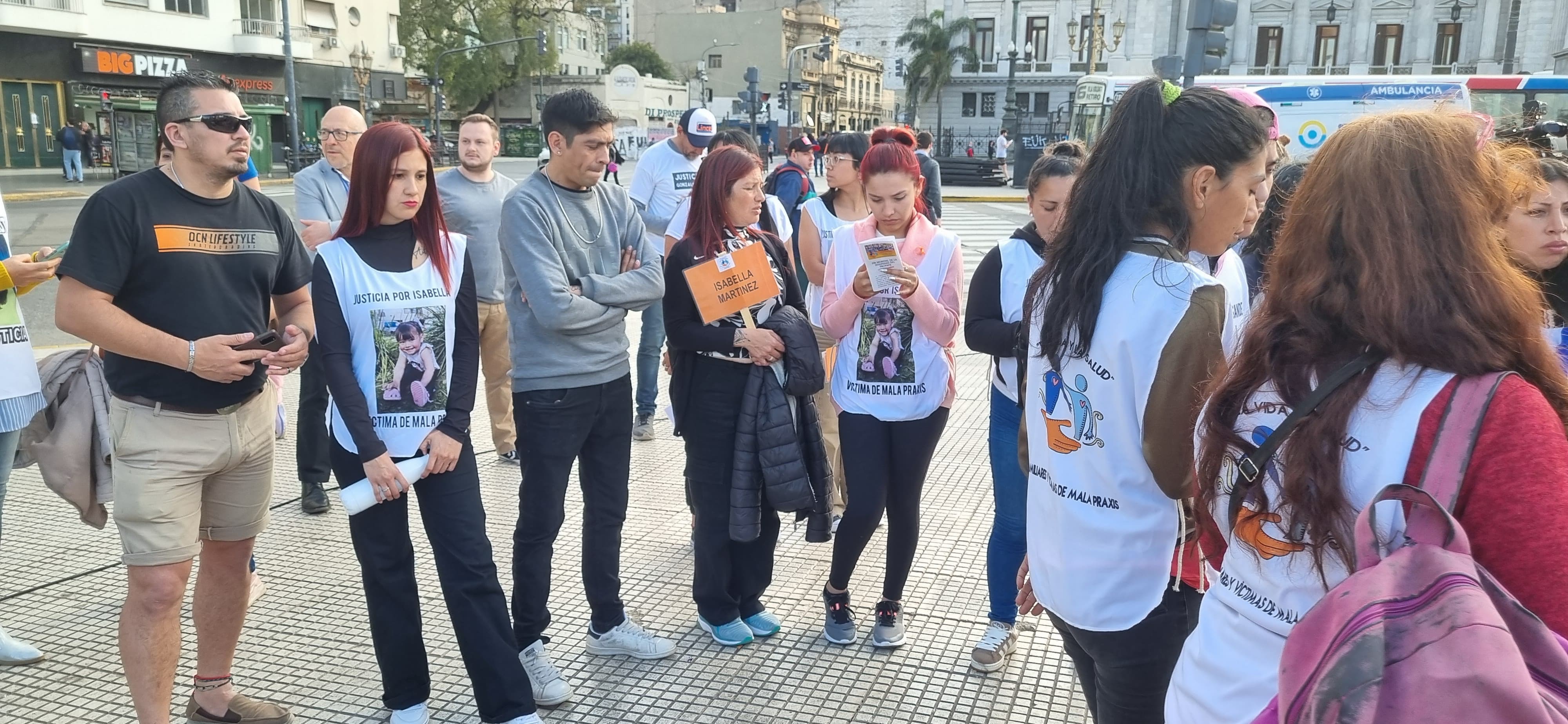 Médicos y víctimas de mala praxis protestaron frente al Congreso